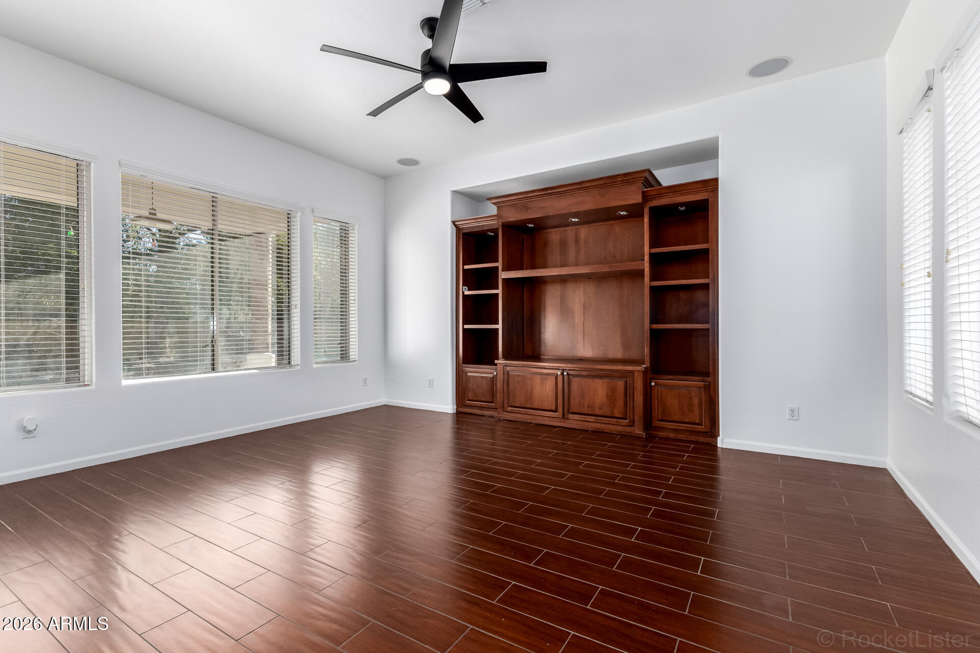 851 E DESERT INN Drive