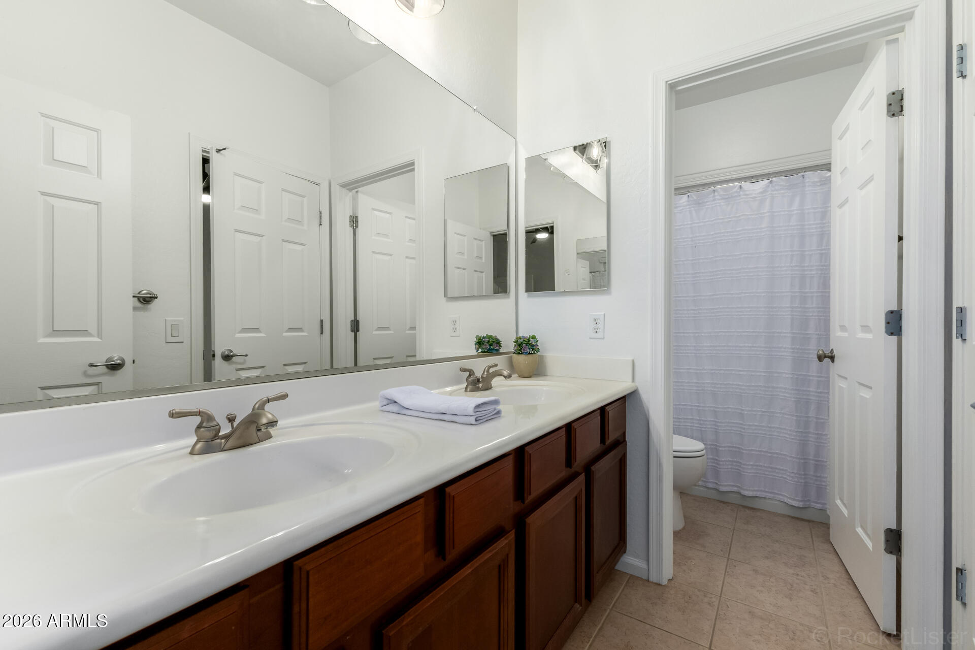 851 E DESERT INN Drive