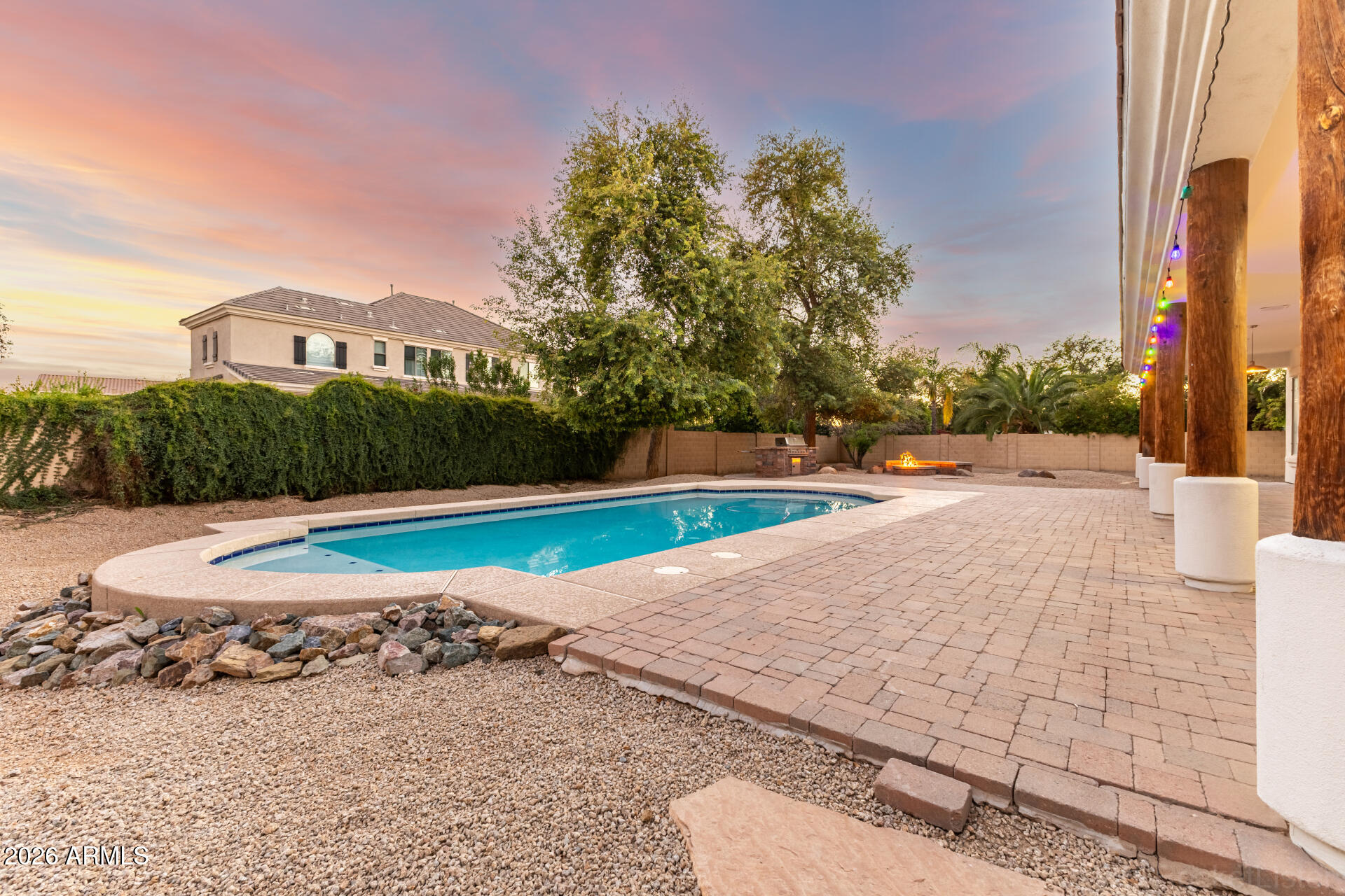 851 E DESERT INN Drive
