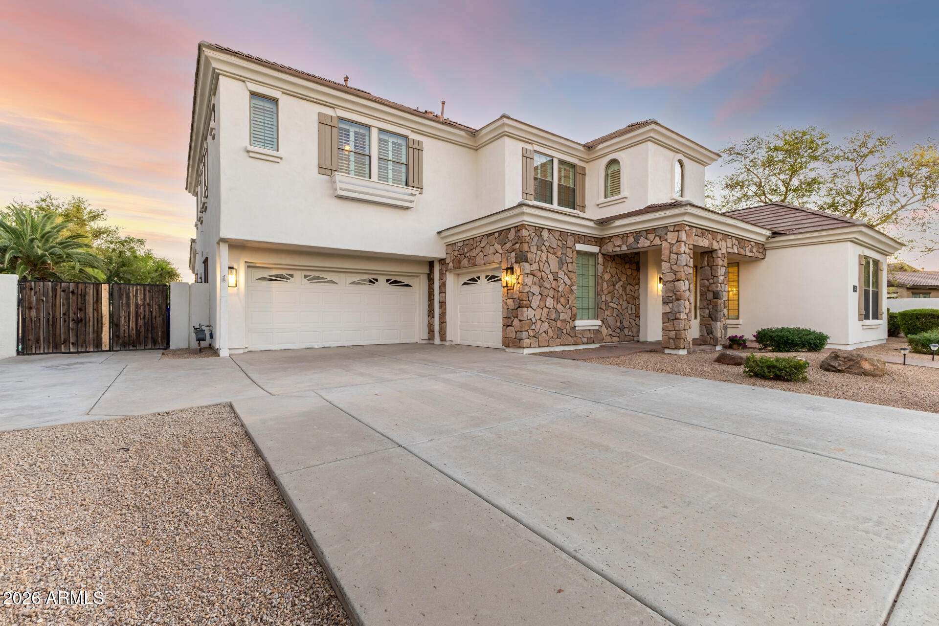 851 E DESERT INN Drive