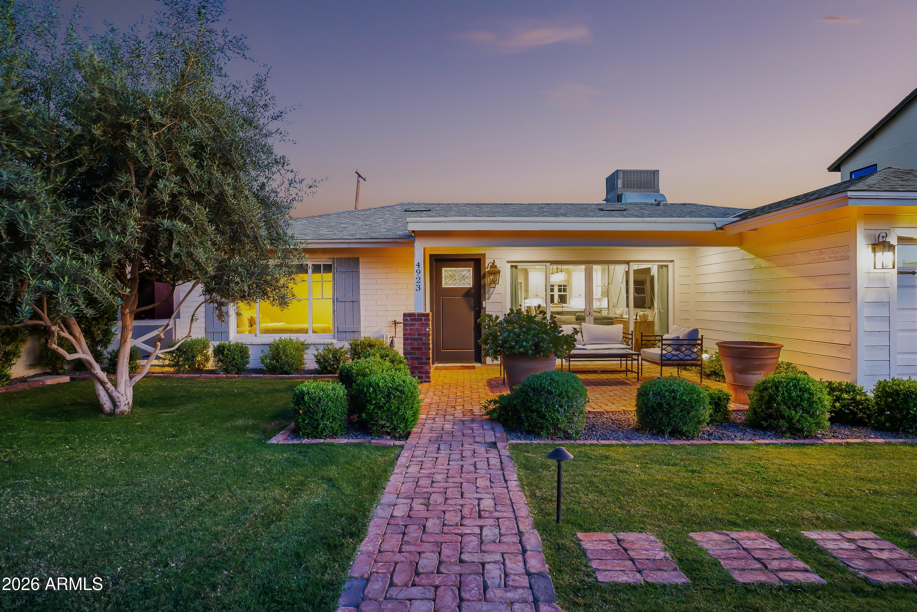 4923 E INDIANOLA Avenue