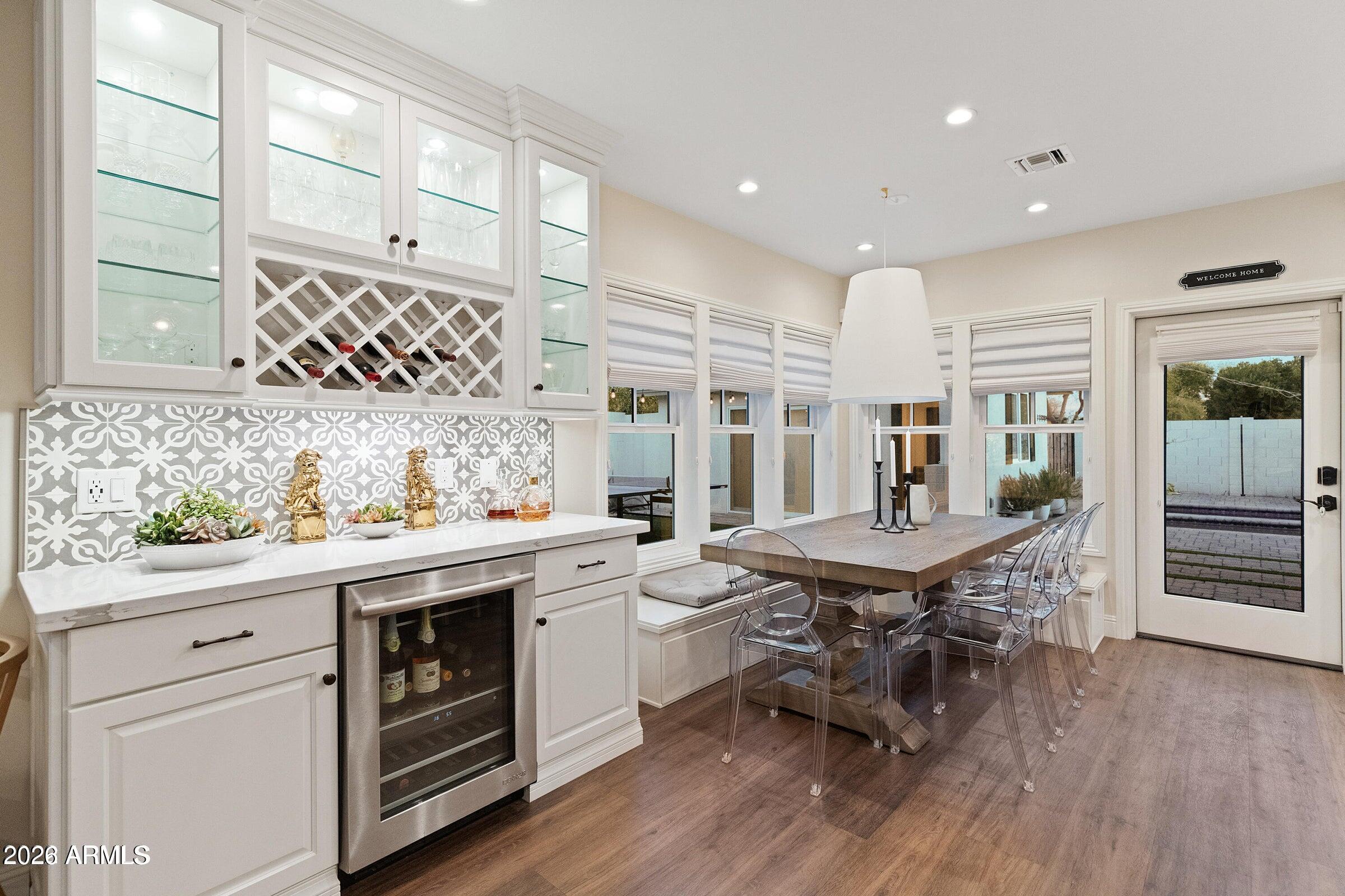 4923 E INDIANOLA Avenue