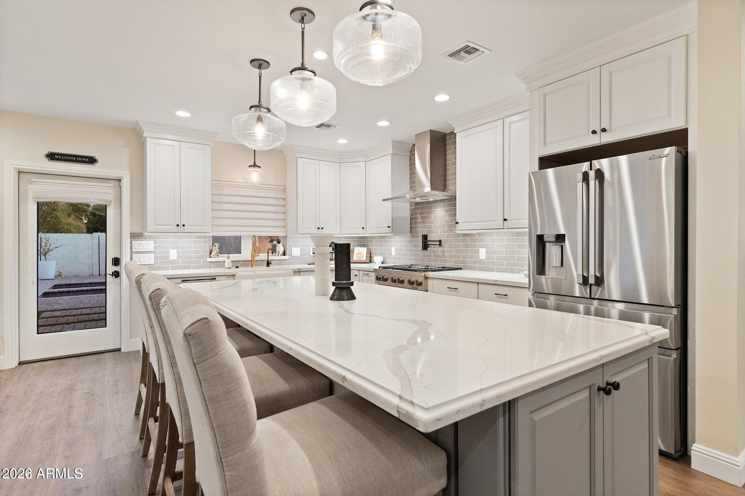 4923 E INDIANOLA Avenue