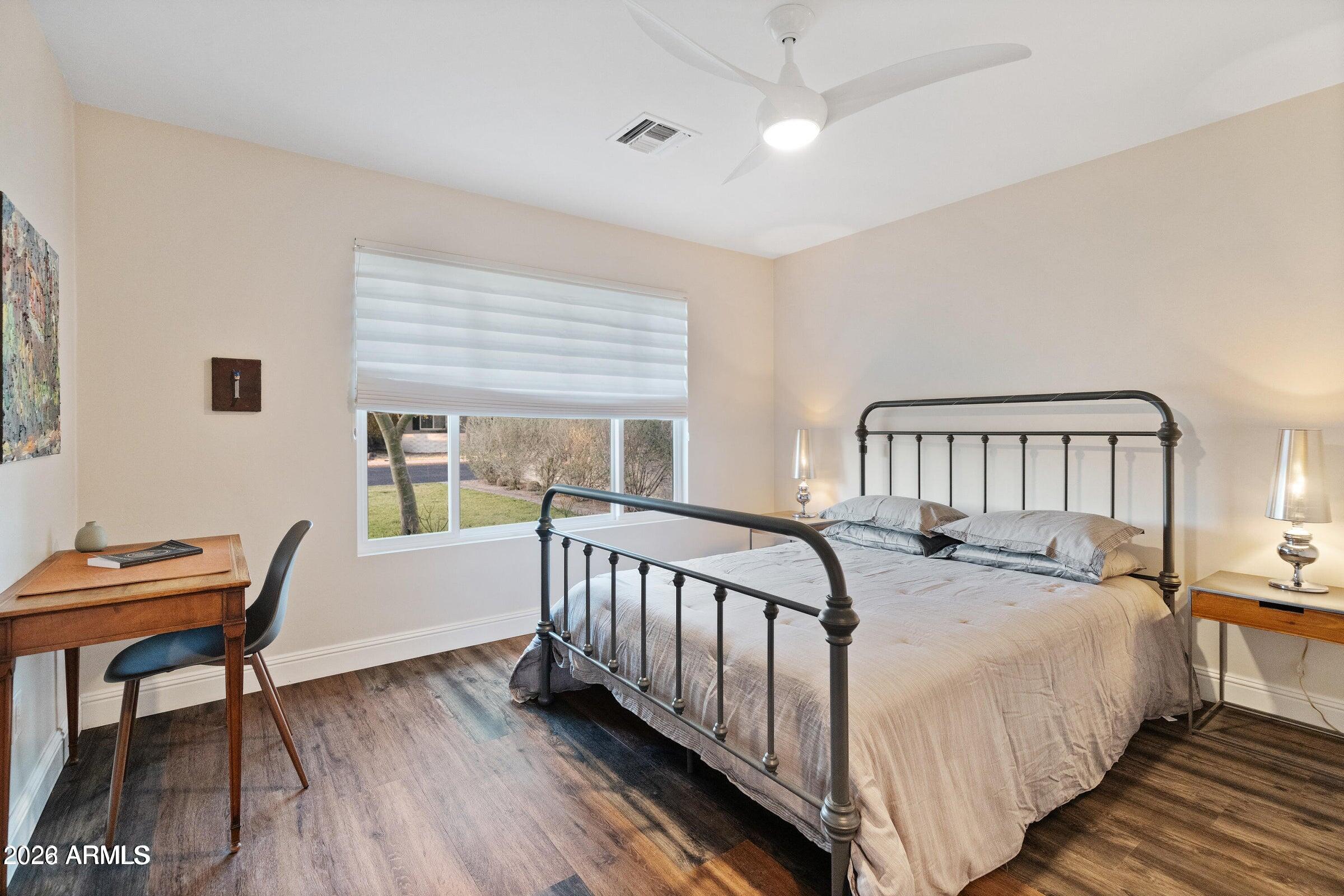 4923 E INDIANOLA Avenue