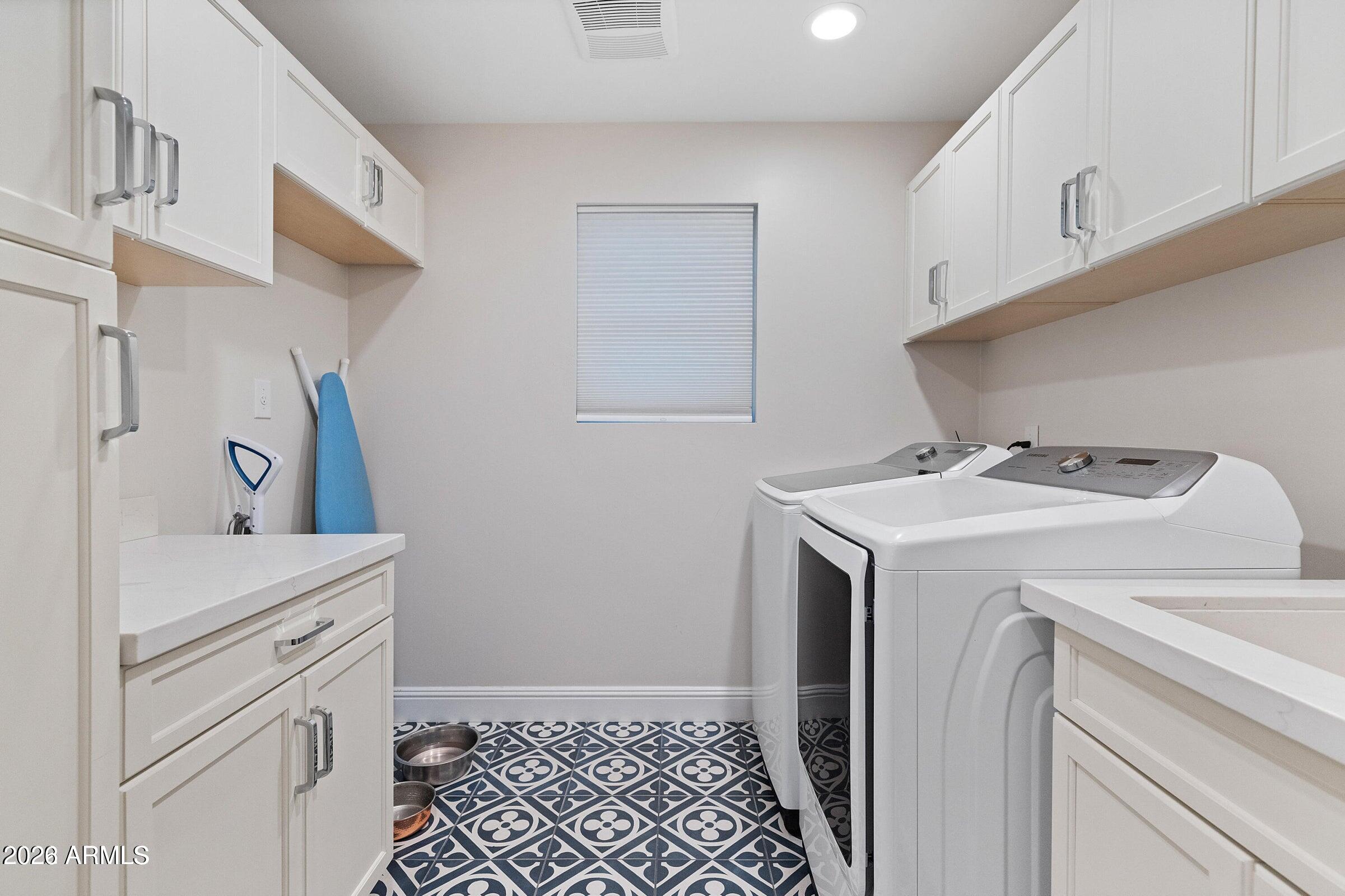 4923 E INDIANOLA Avenue