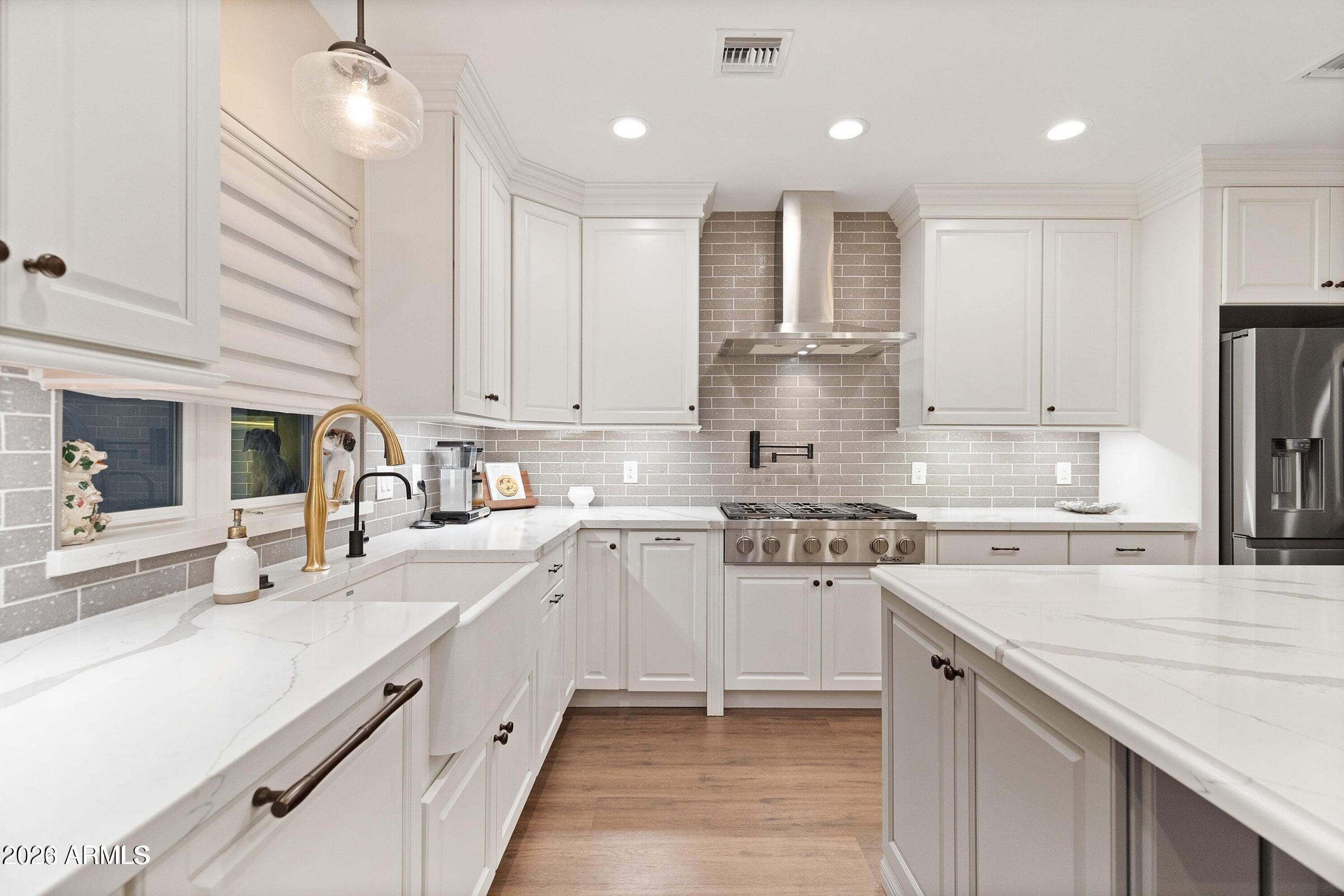 4923 E INDIANOLA Avenue