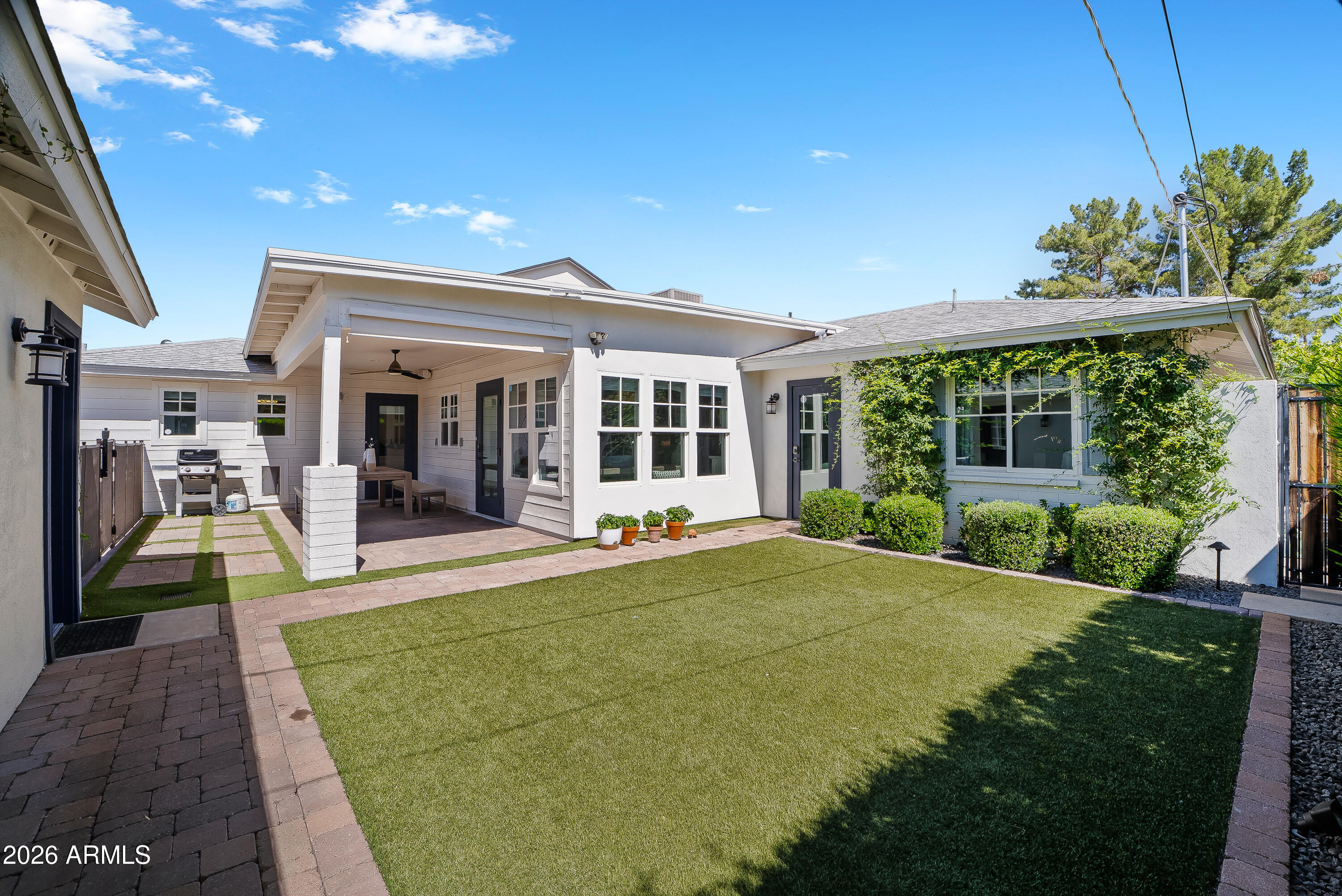 4923 E INDIANOLA Avenue