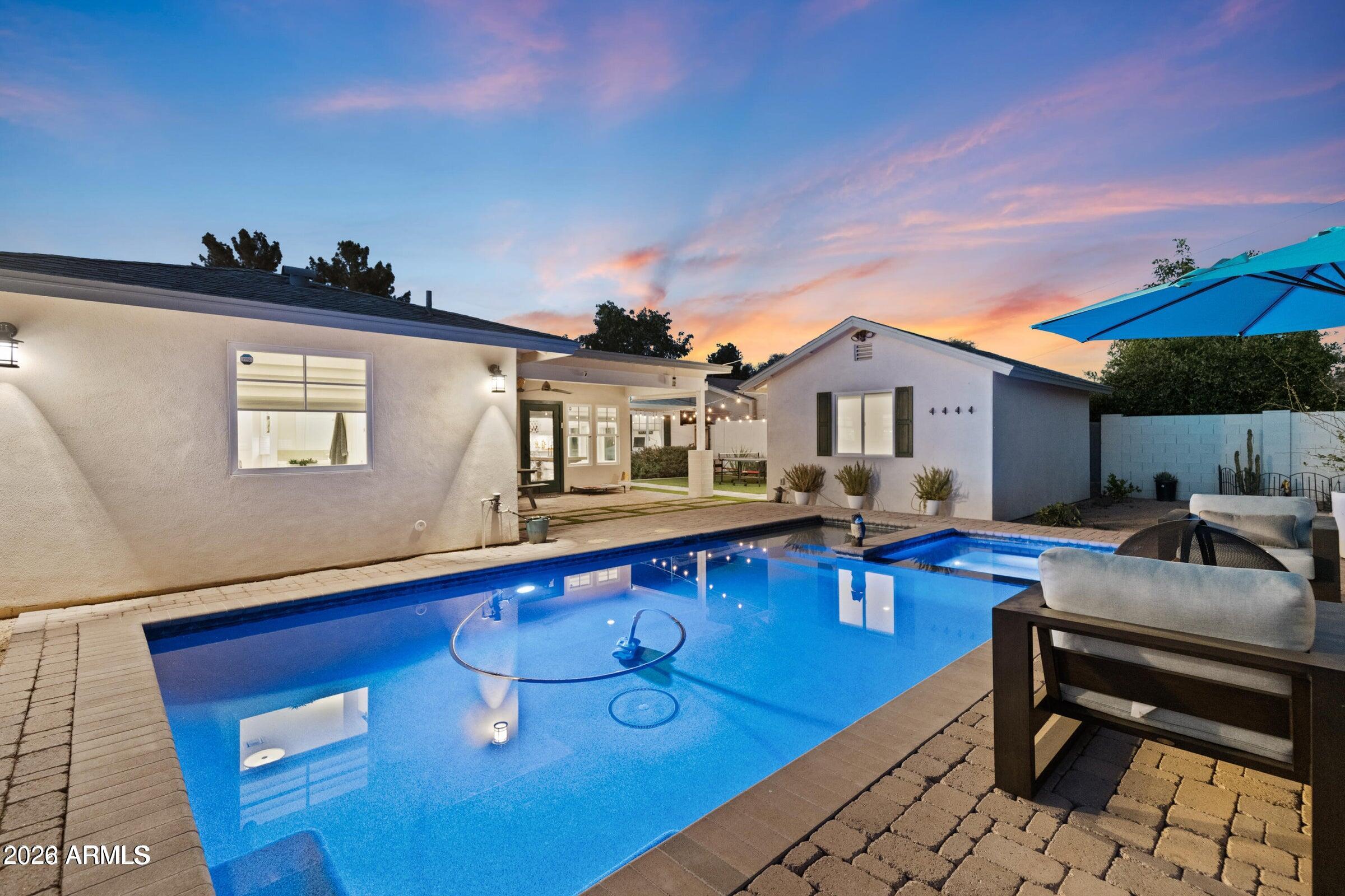 4923 E INDIANOLA Avenue