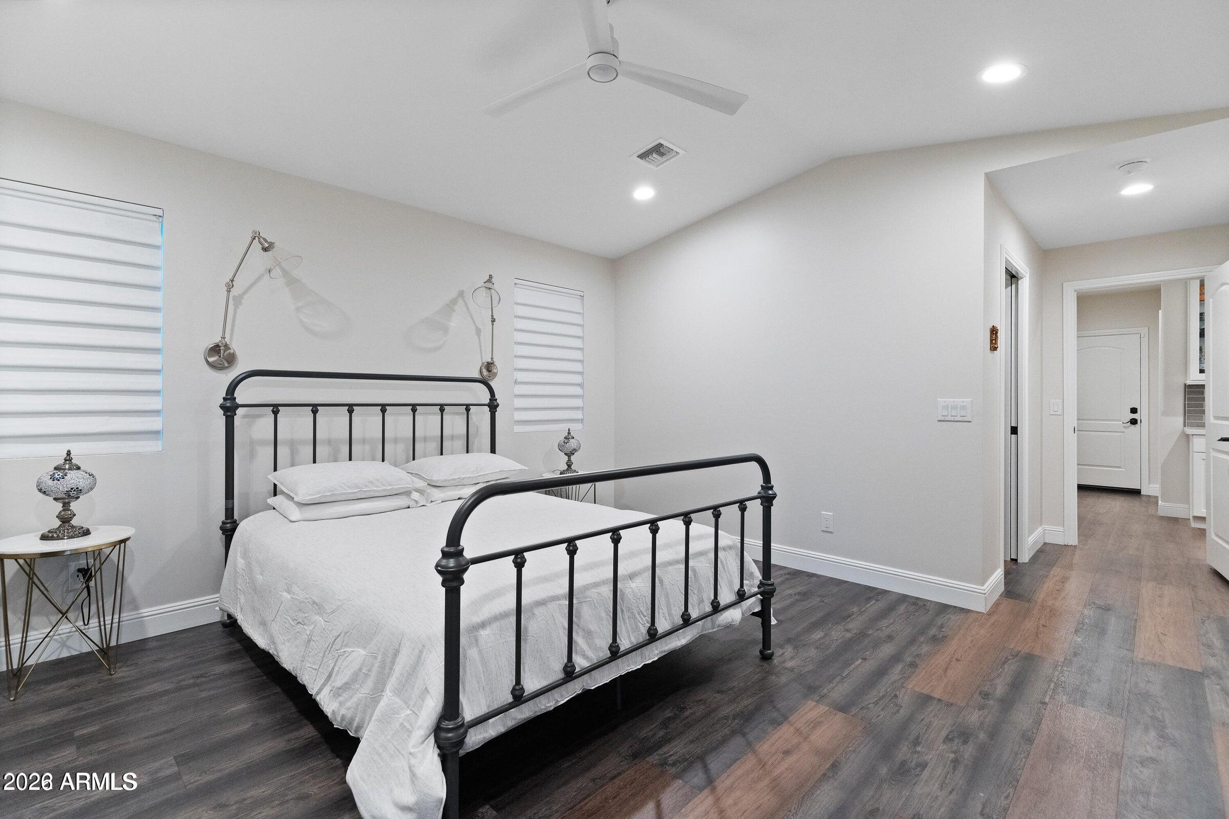 4923 E INDIANOLA Avenue