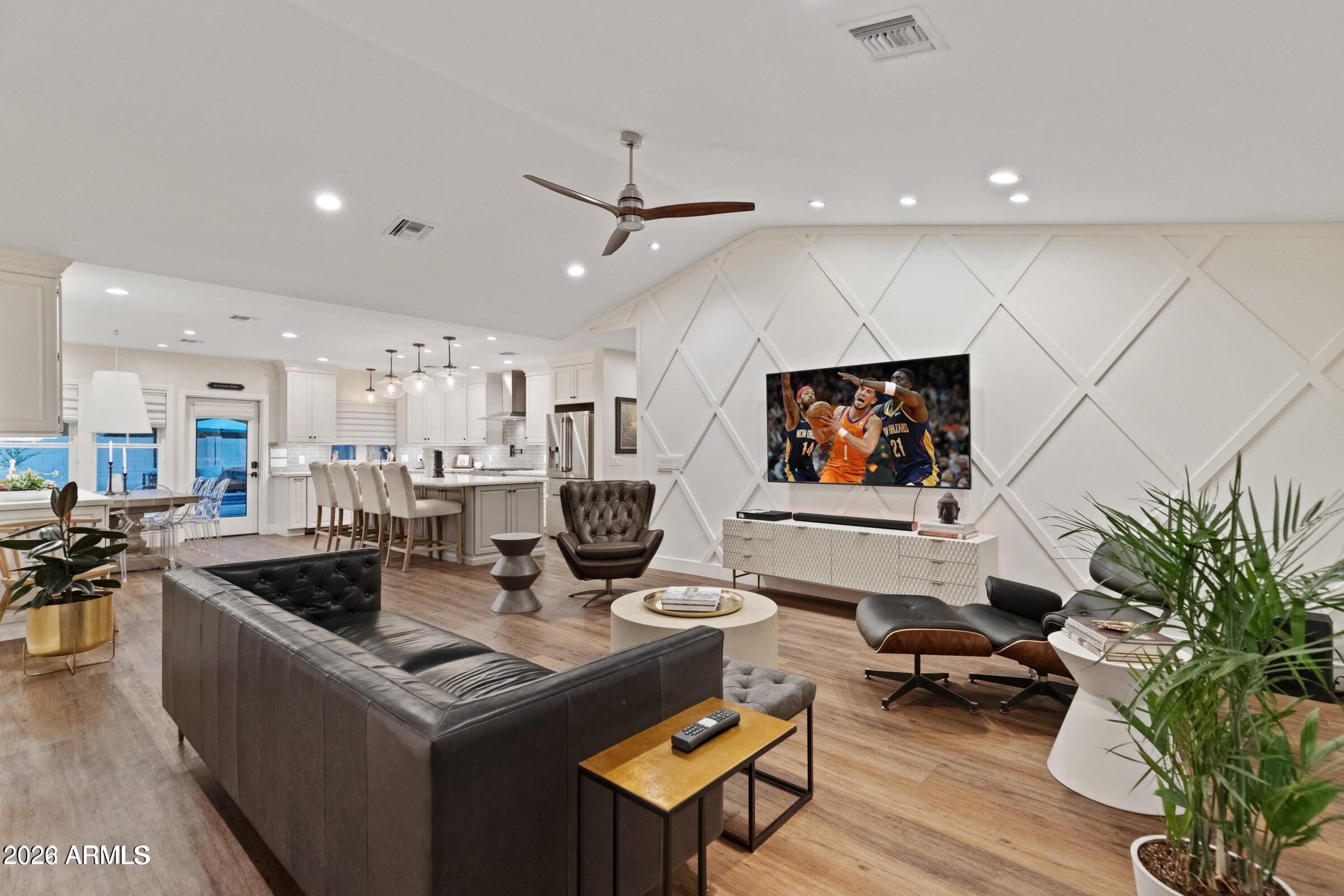 4923 E INDIANOLA Avenue