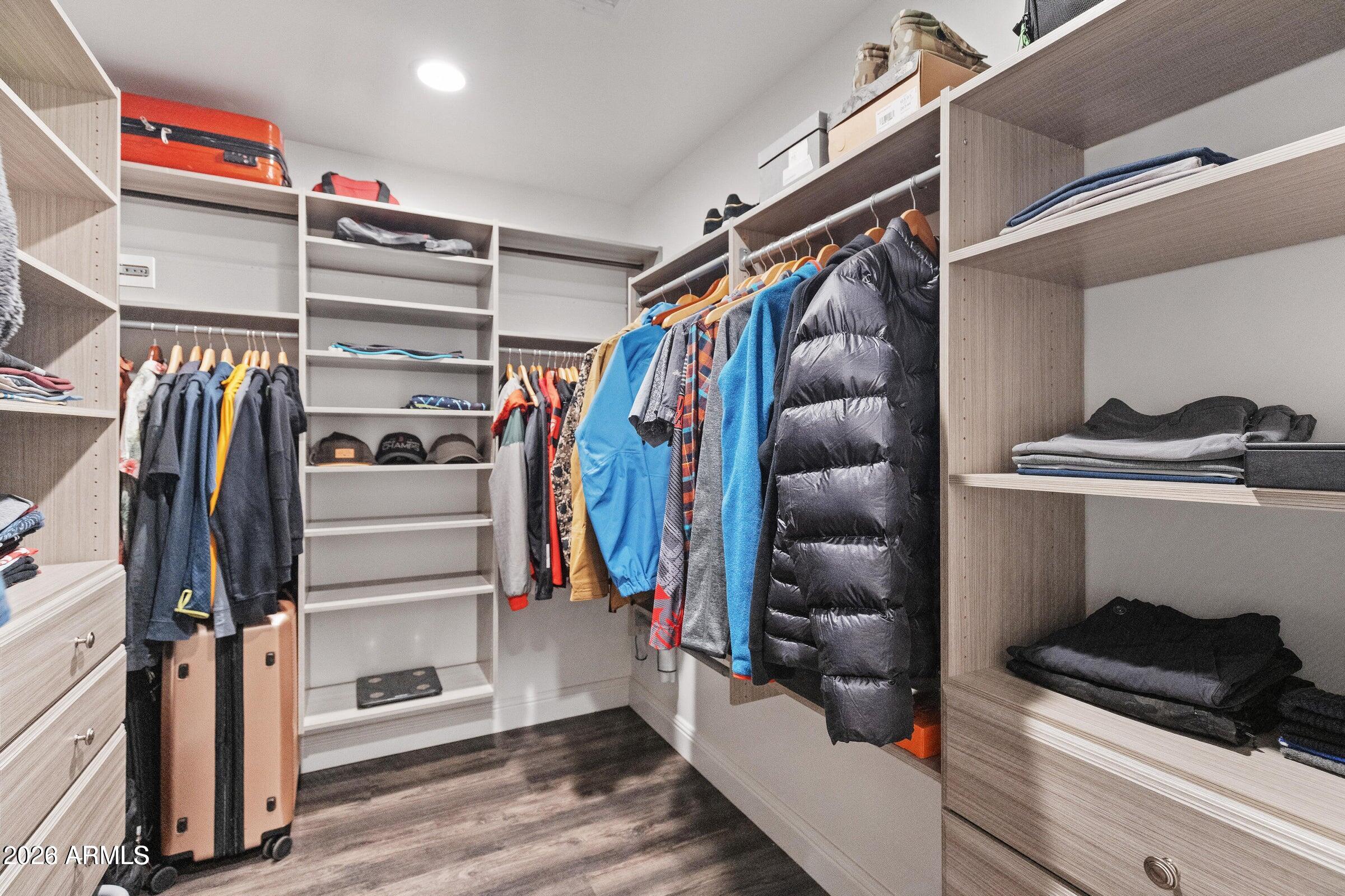 4923 E INDIANOLA Avenue