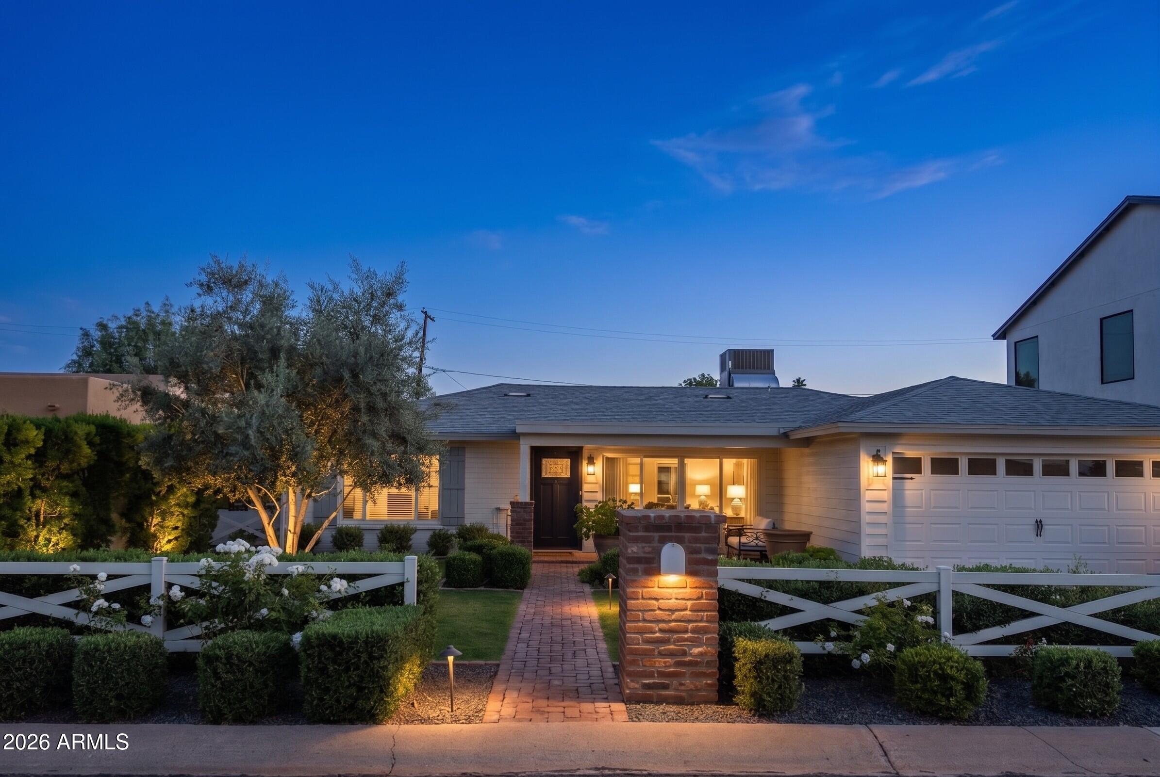 4923 E INDIANOLA Avenue