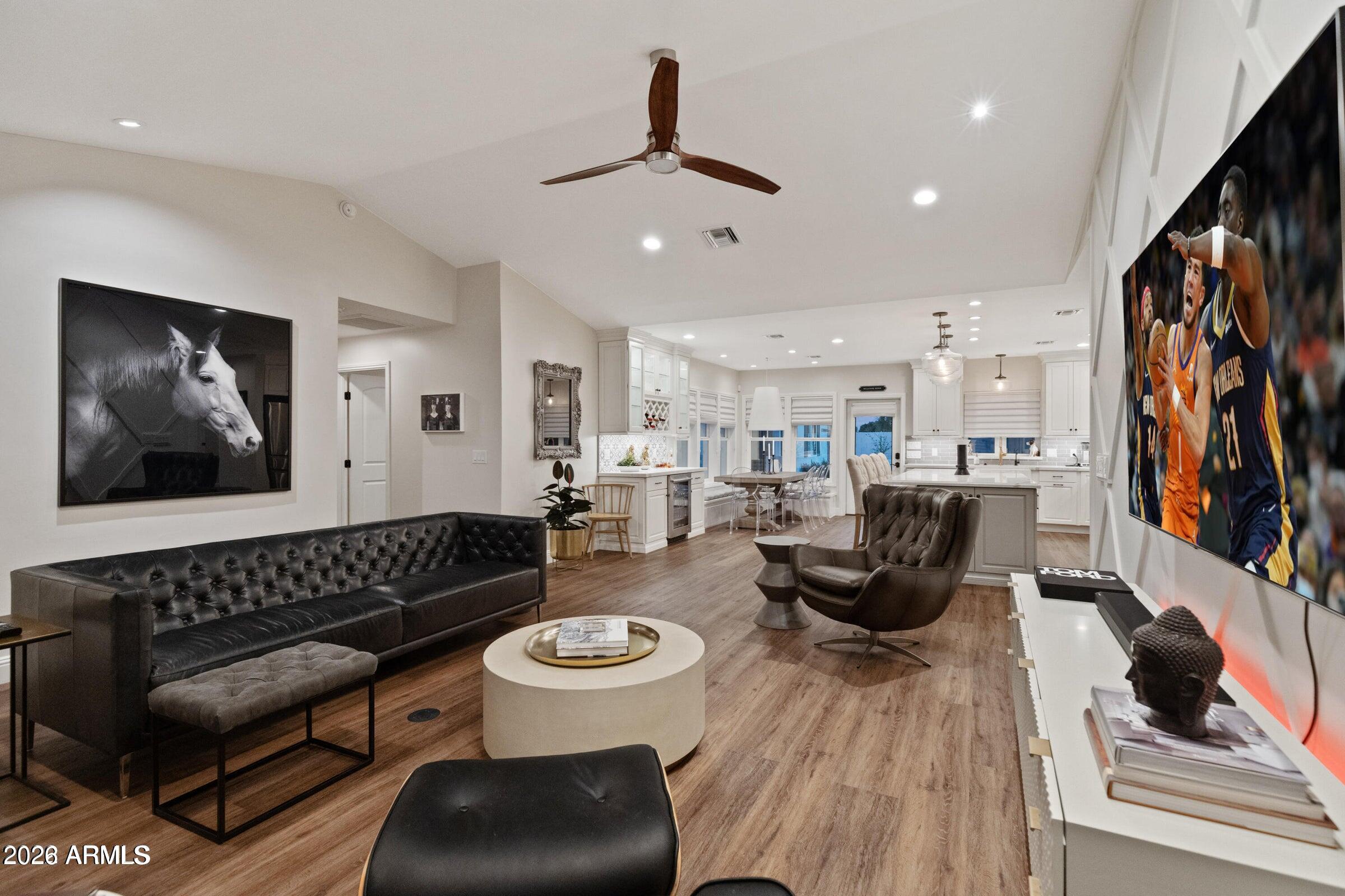 4923 E INDIANOLA Avenue