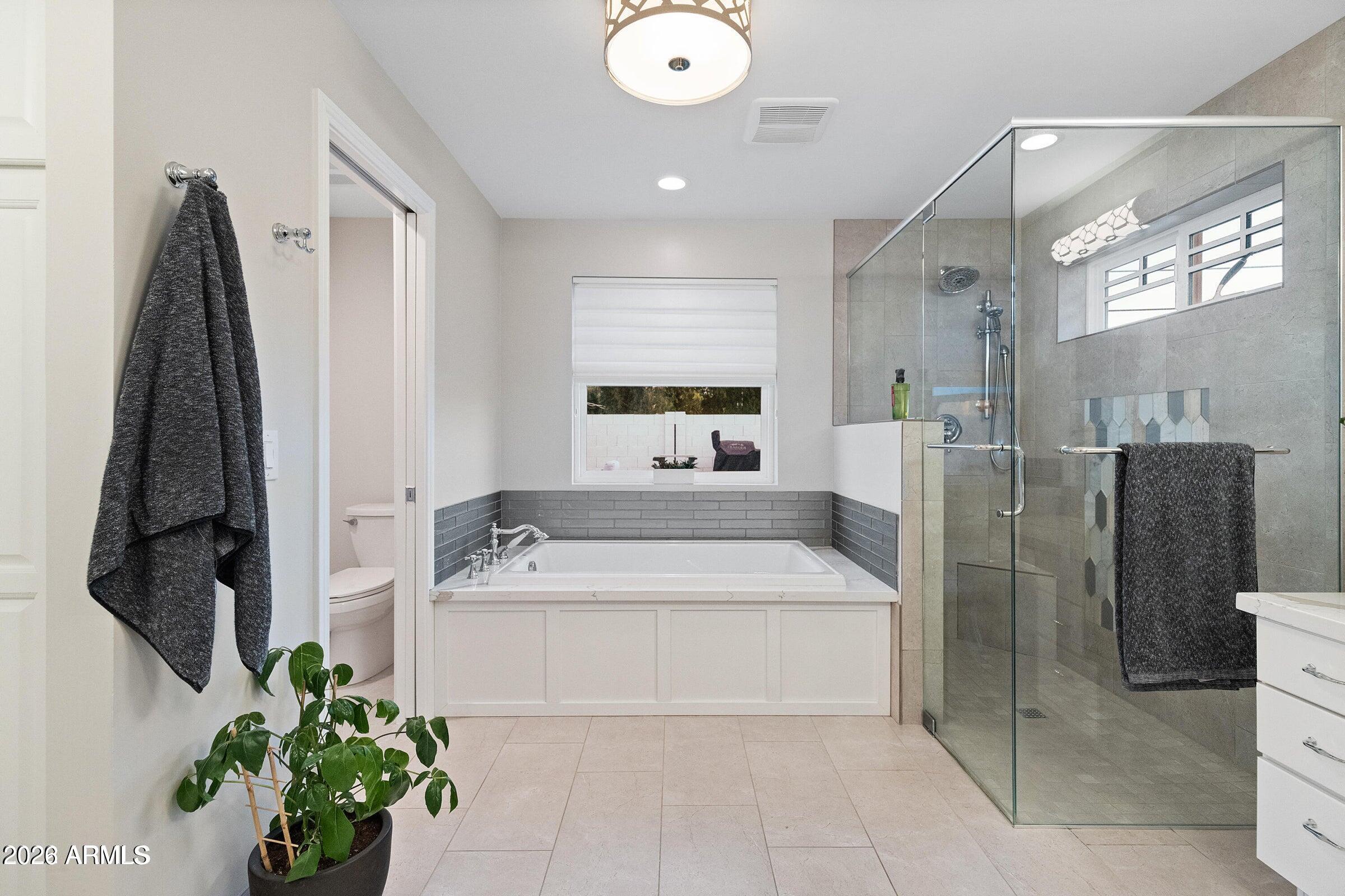 4923 E INDIANOLA Avenue