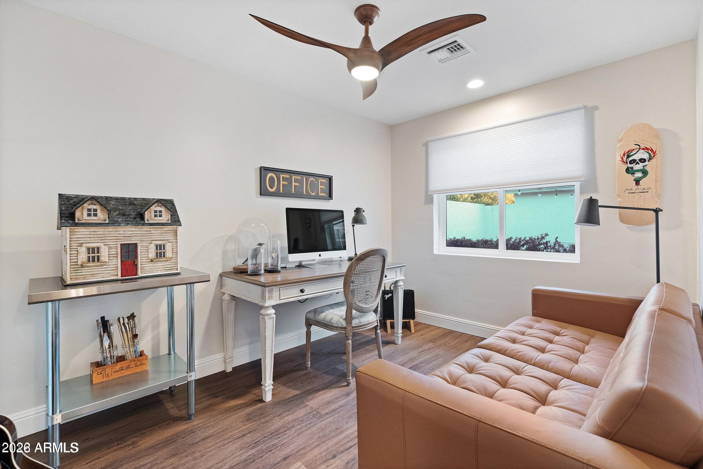 4923 E INDIANOLA Avenue