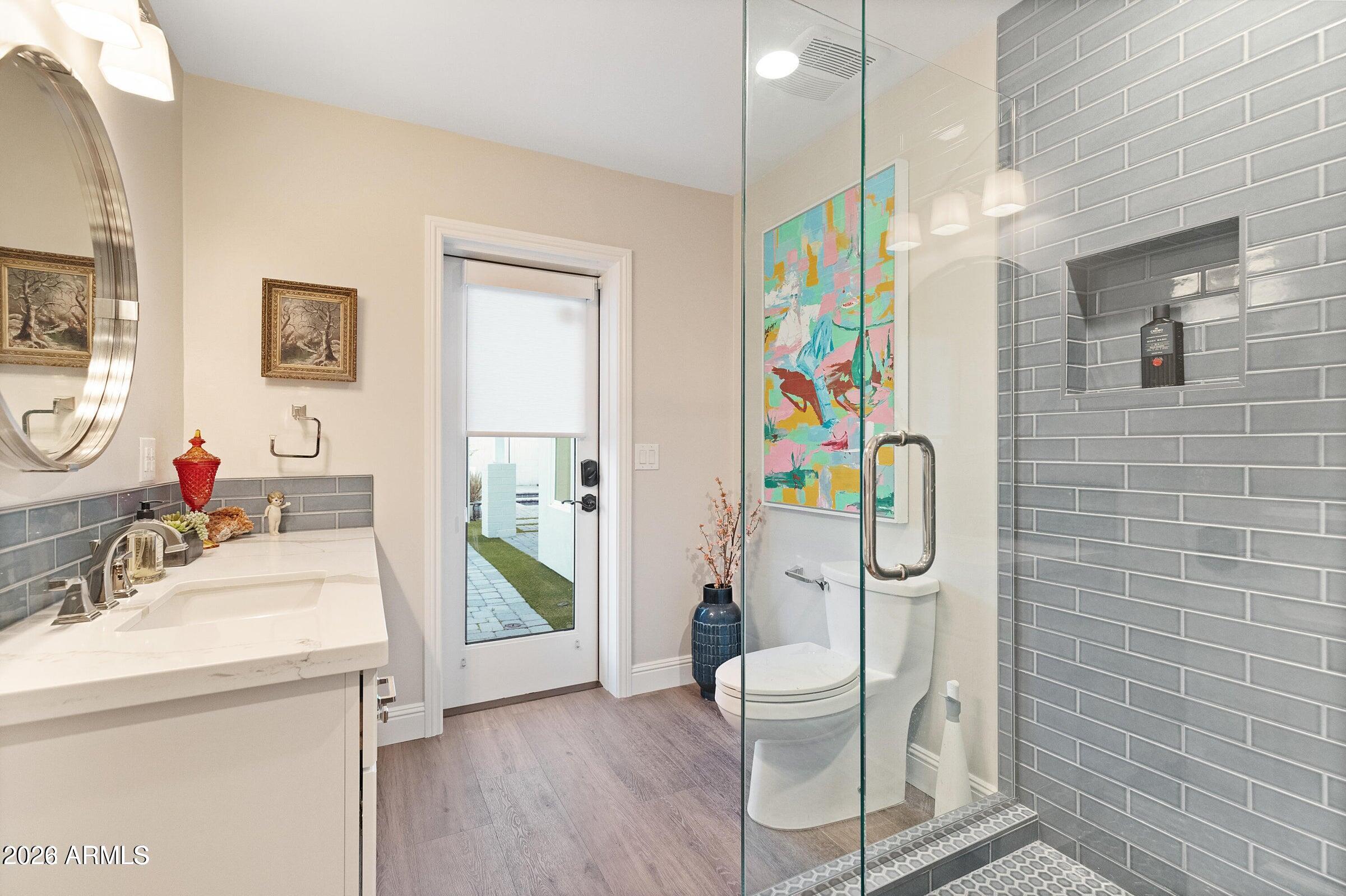 4923 E INDIANOLA Avenue