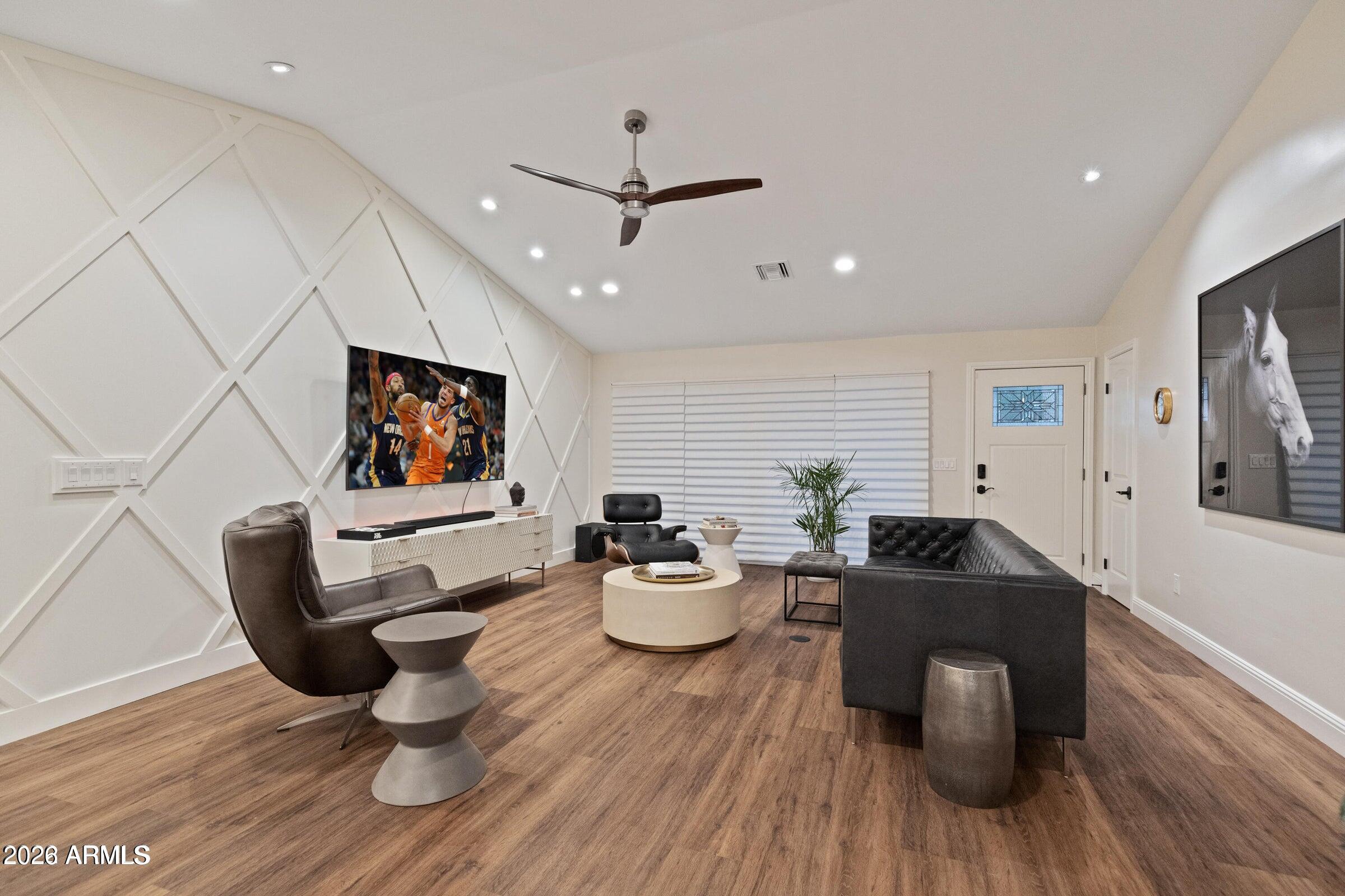 4923 E INDIANOLA Avenue