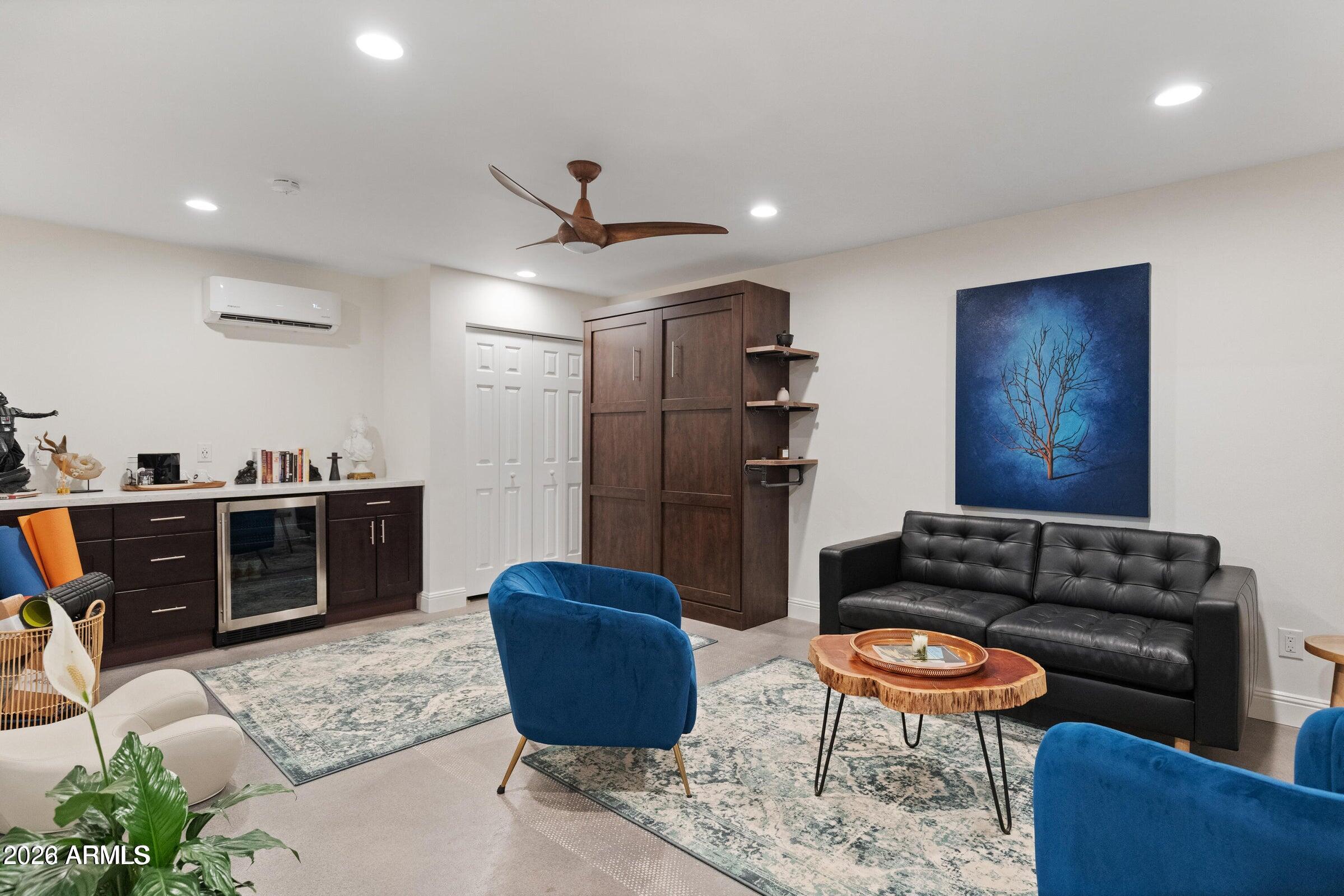 4923 E INDIANOLA Avenue