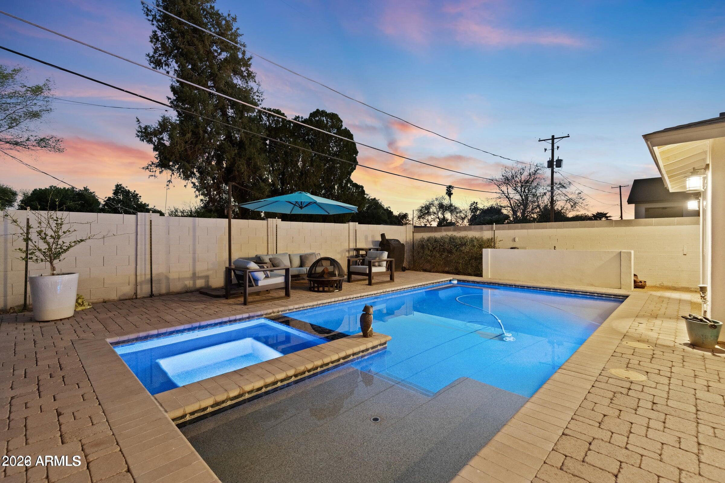 4923 E INDIANOLA Avenue