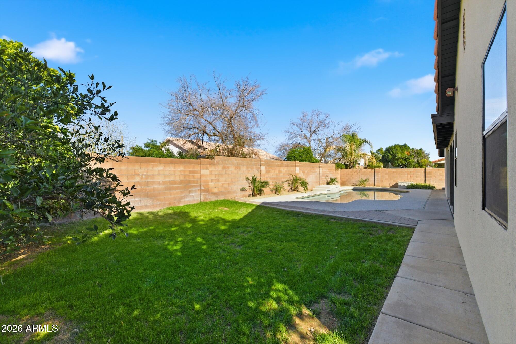 2112 E LAUREL Street