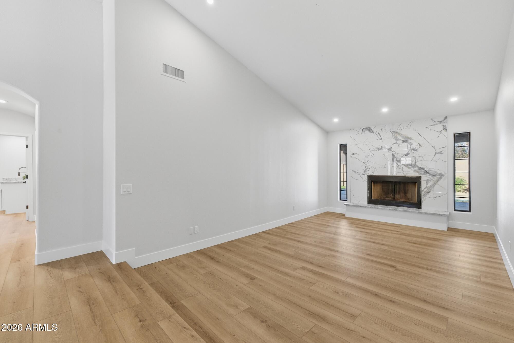 2112 E LAUREL Street