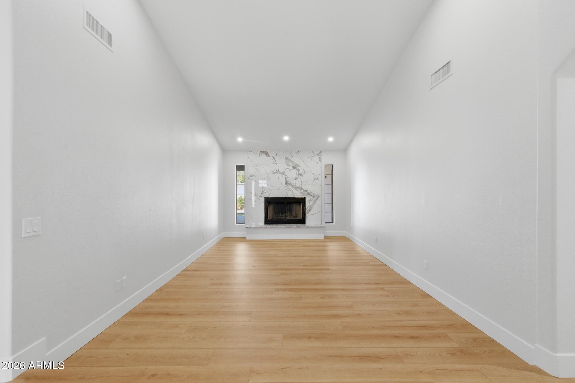 2112 E LAUREL Street