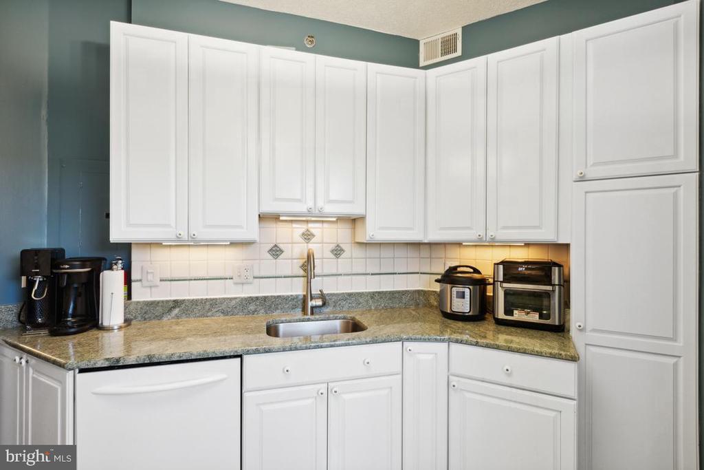 2151 JAMIESON AVENUE Unit: 402