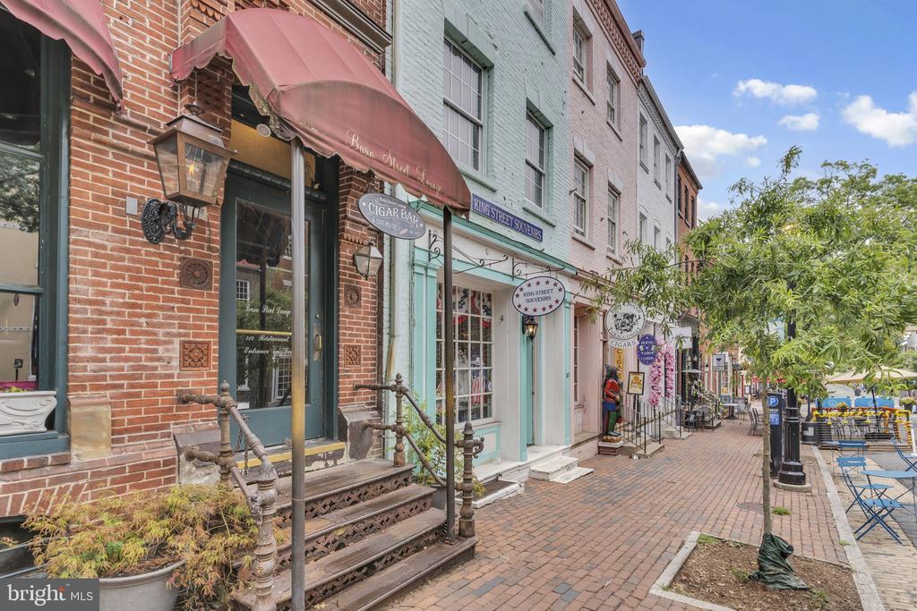 922 S WASHINGTON STREET Unit: 102