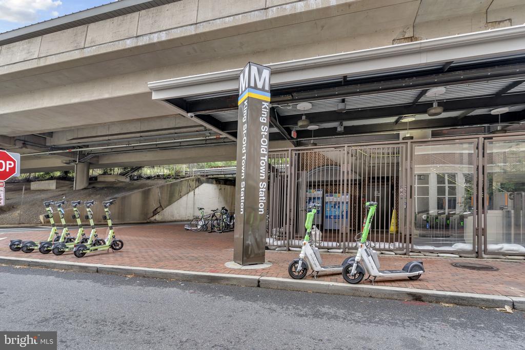 922 S WASHINGTON STREET Unit: 102