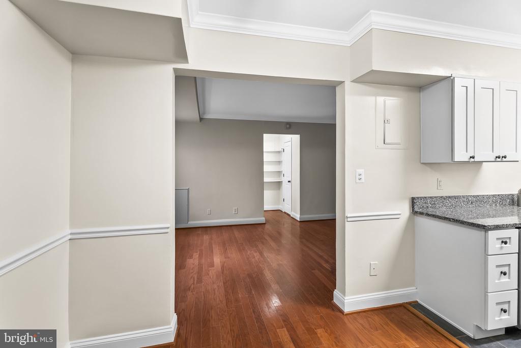 922 S WASHINGTON STREET Unit: 102