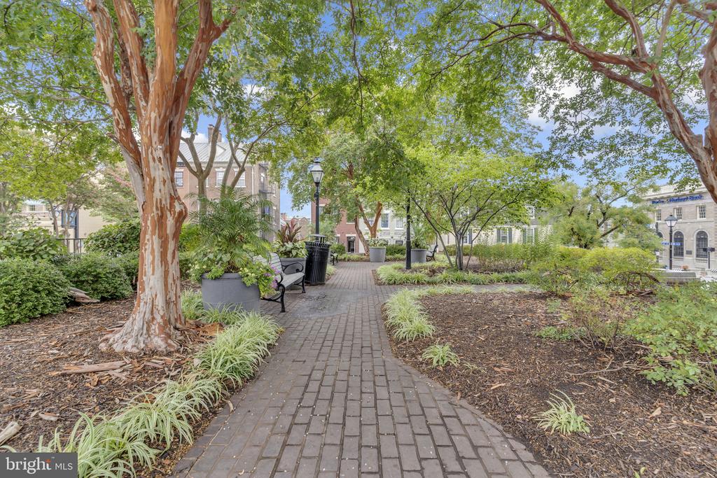922 S WASHINGTON STREET Unit: 102