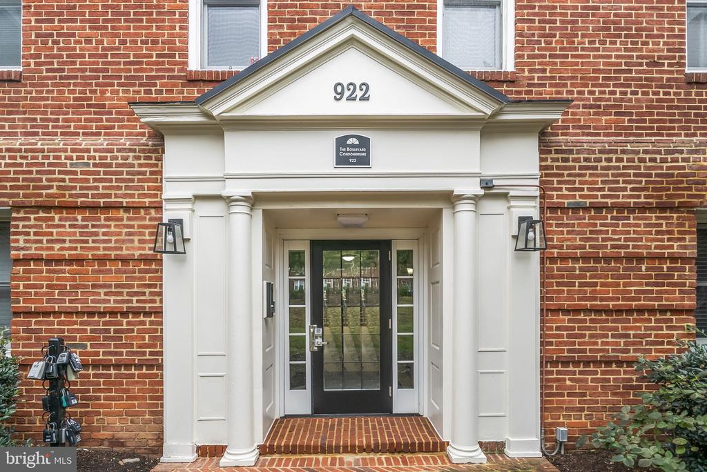 922 S WASHINGTON STREET Unit: 102