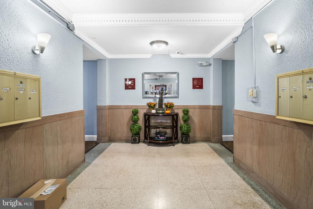 922 S WASHINGTON STREET Unit: 102