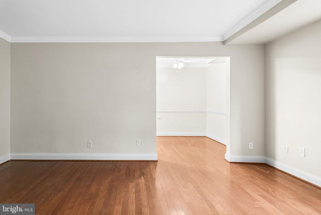 922 S WASHINGTON STREET Unit: 102