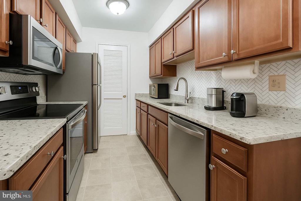 5900 KINGSFORD ROAD Unit: 432