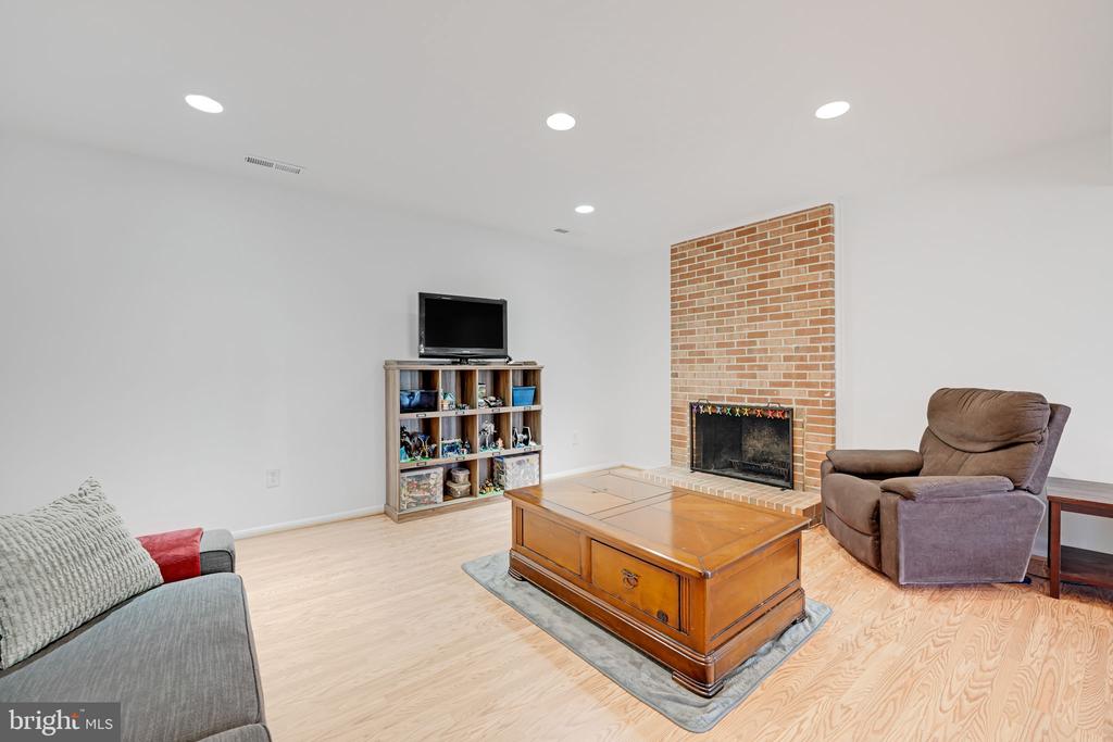 4389 ASHGROVE DRIVE