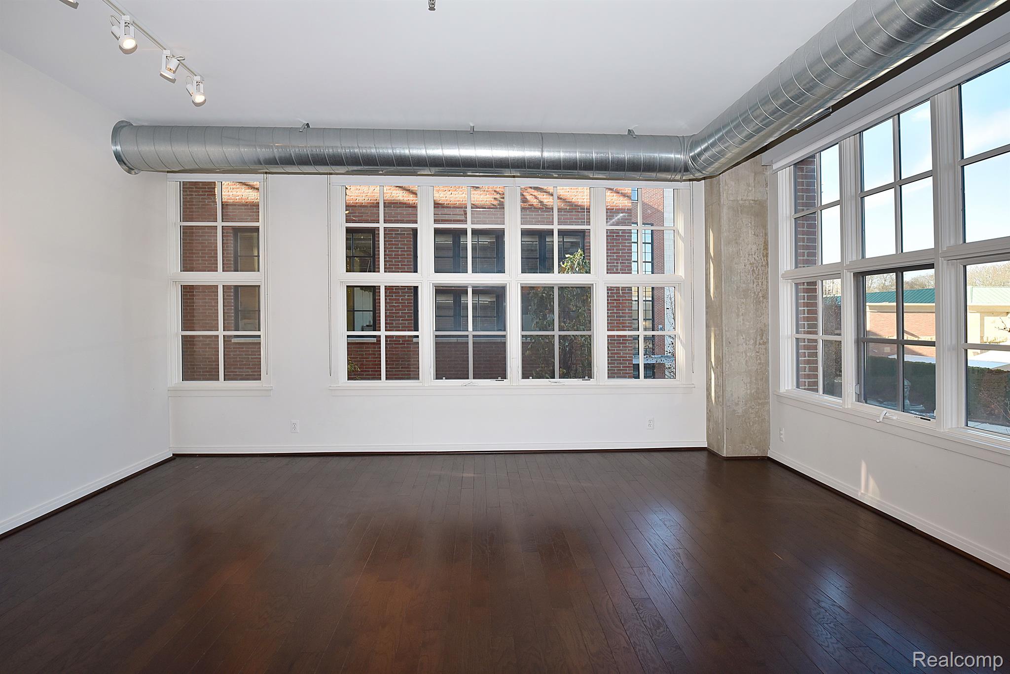 2051 VILLA Road Unit: 206