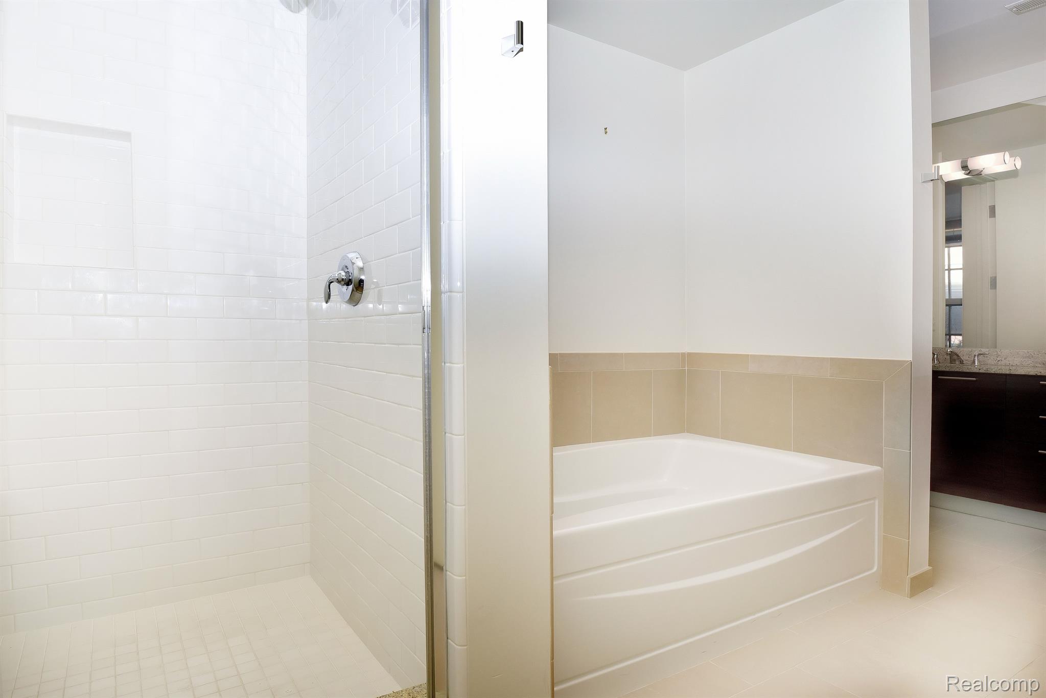 2051 VILLA Road Unit: 206