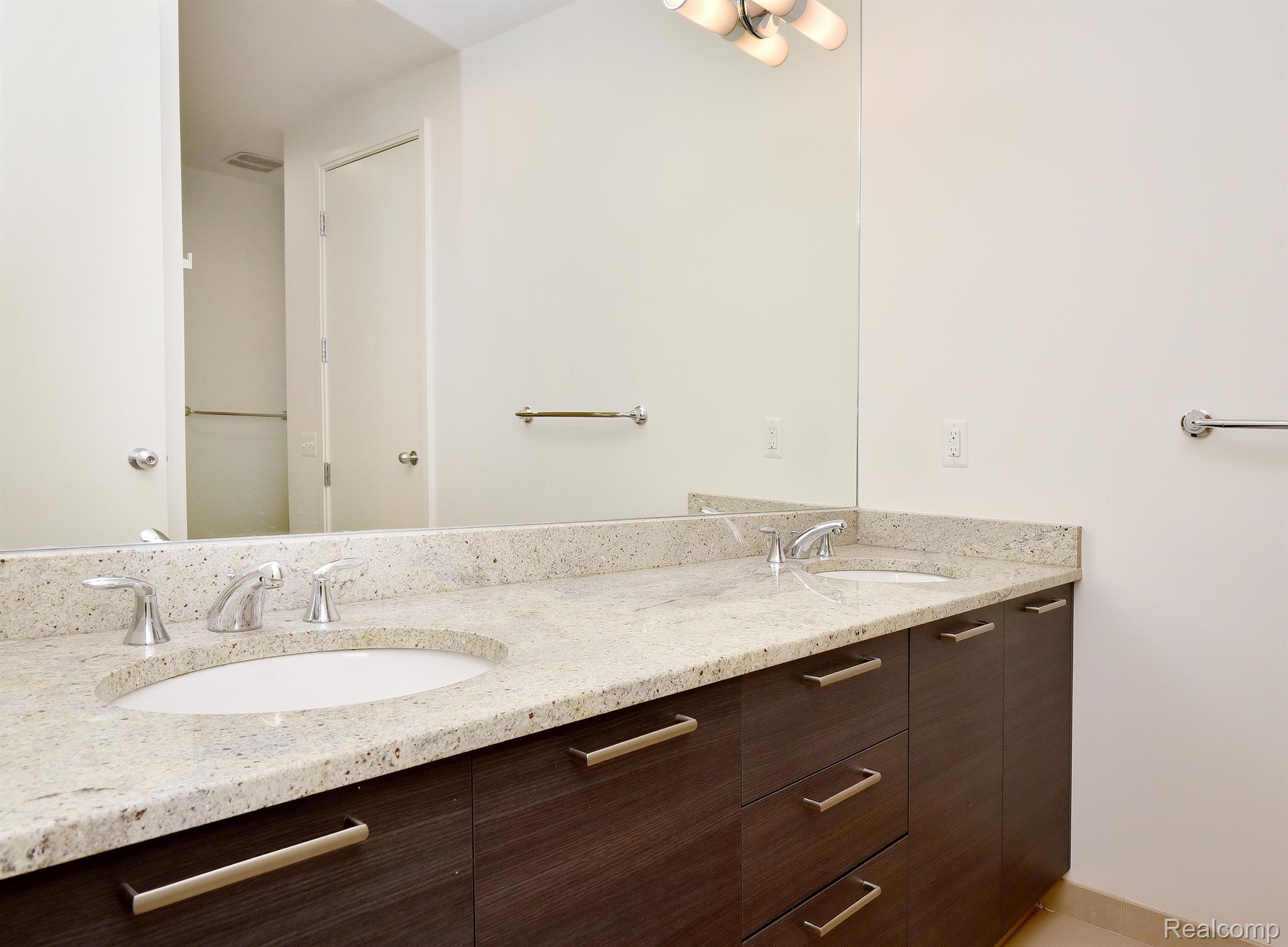 2051 VILLA Road Unit: 206