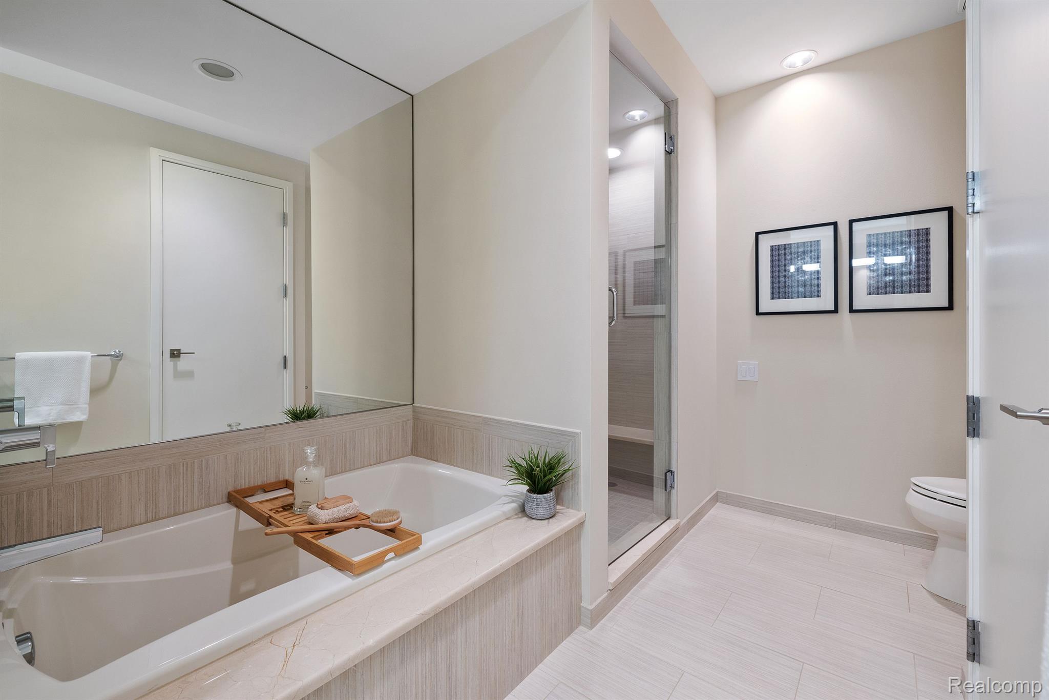 2051 VILLA Road Unit: 305