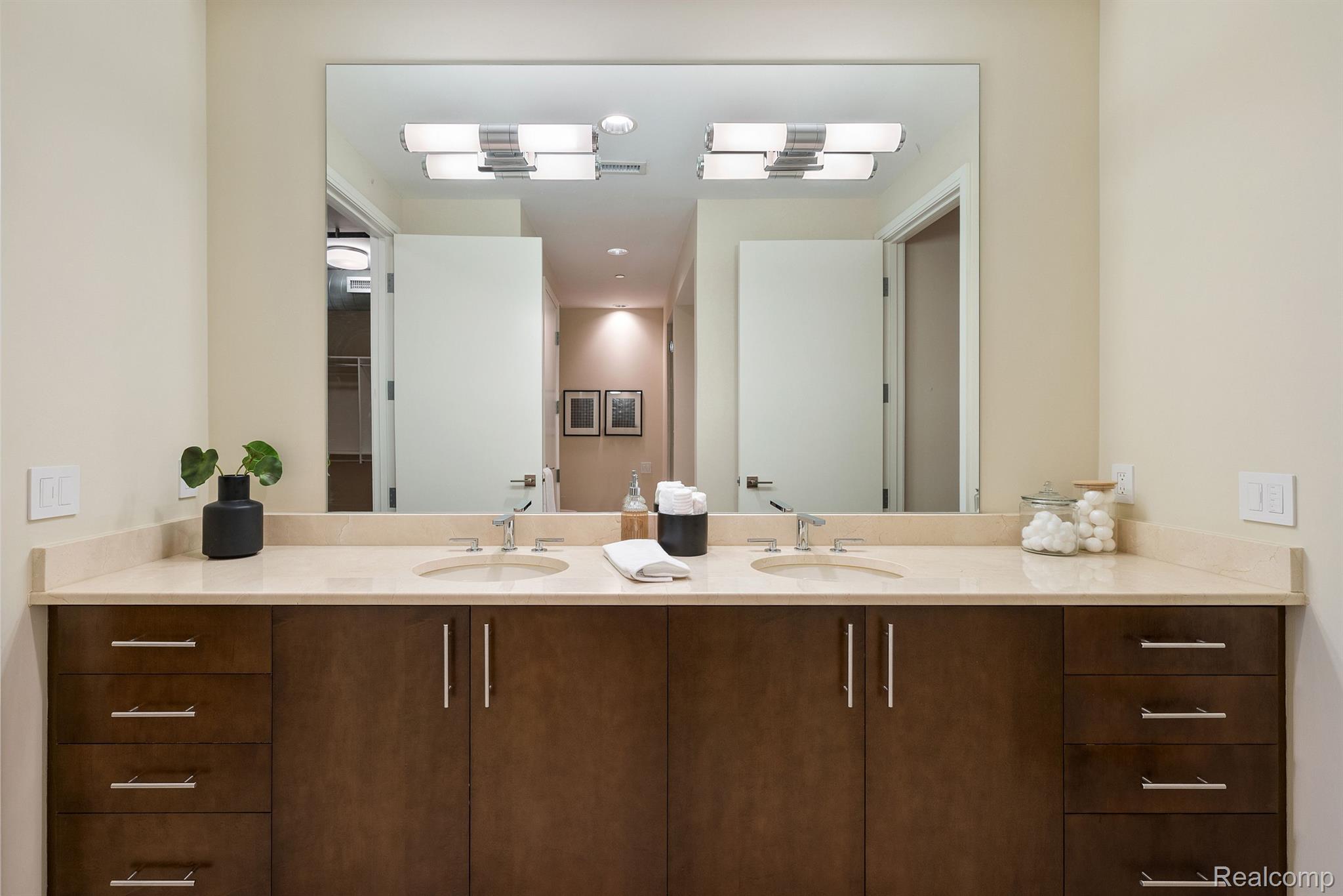 2051 VILLA Road Unit: 305