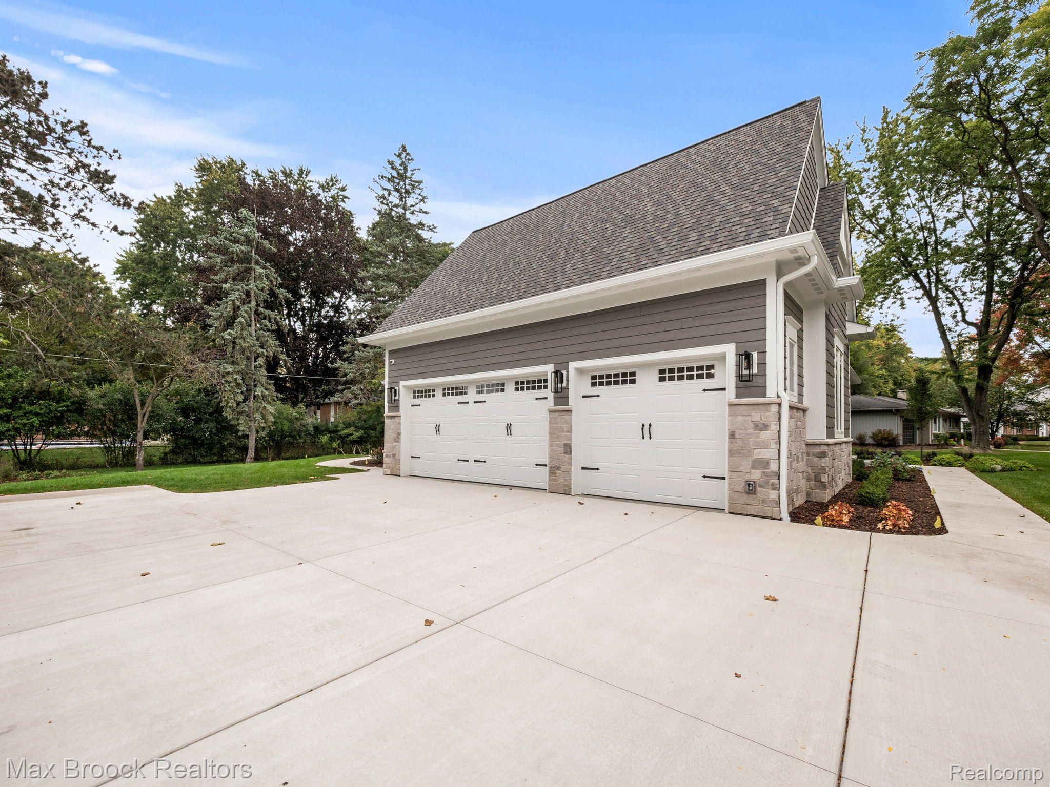 444 HILLBORO Drive