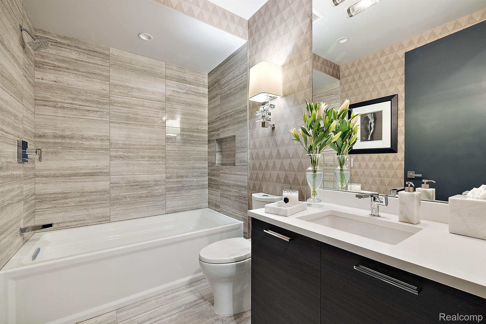 2051 VILLA Road Unit: 203