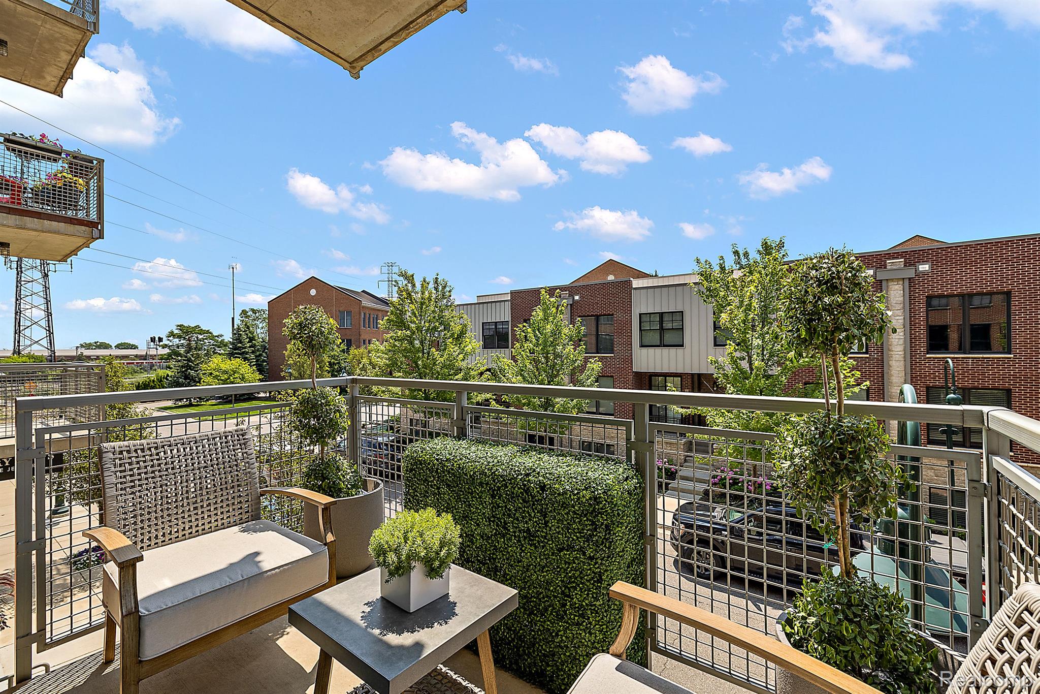2051 VILLA Road Unit: 203