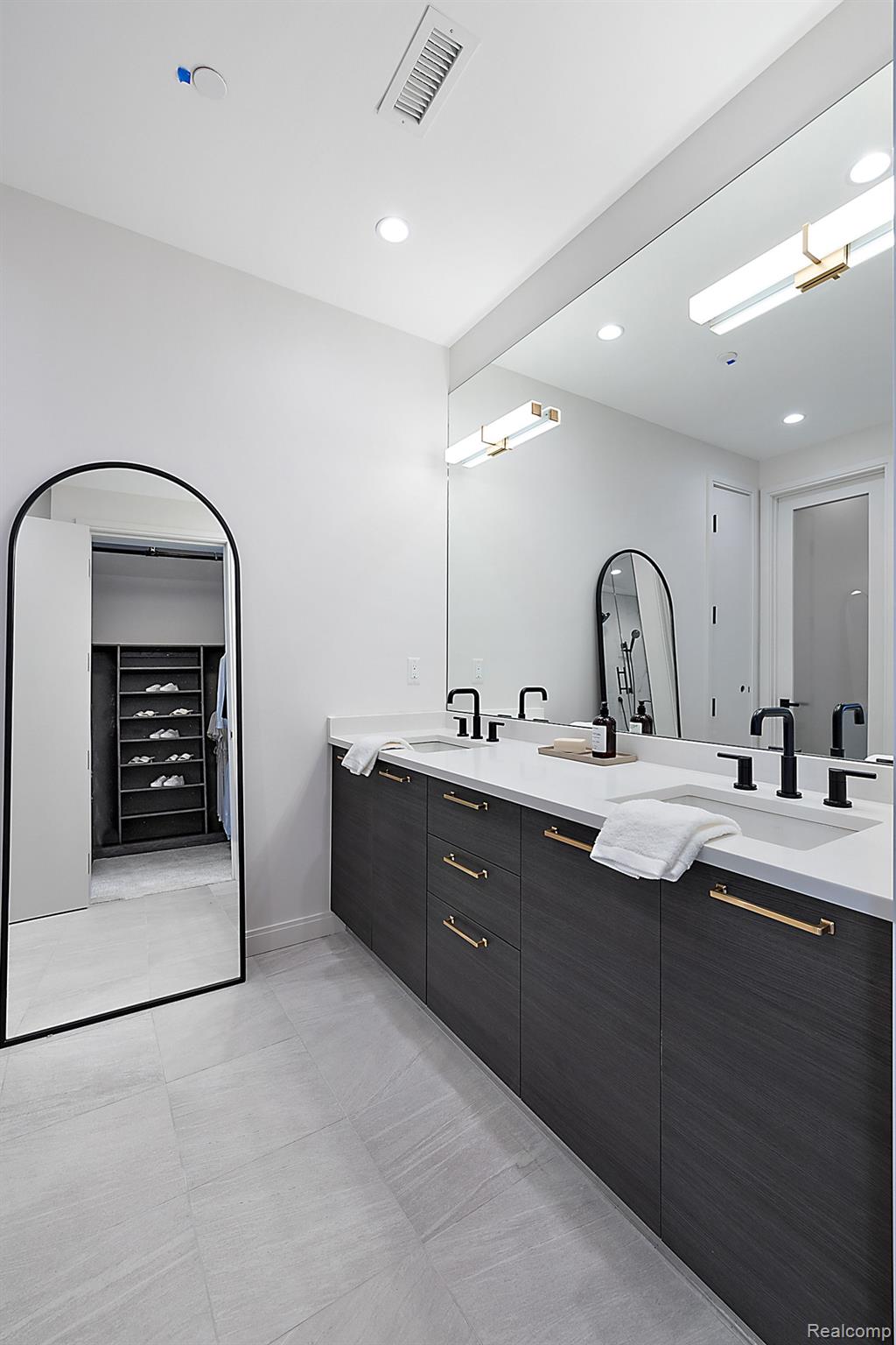 2051 VILLA Road Unit: 404