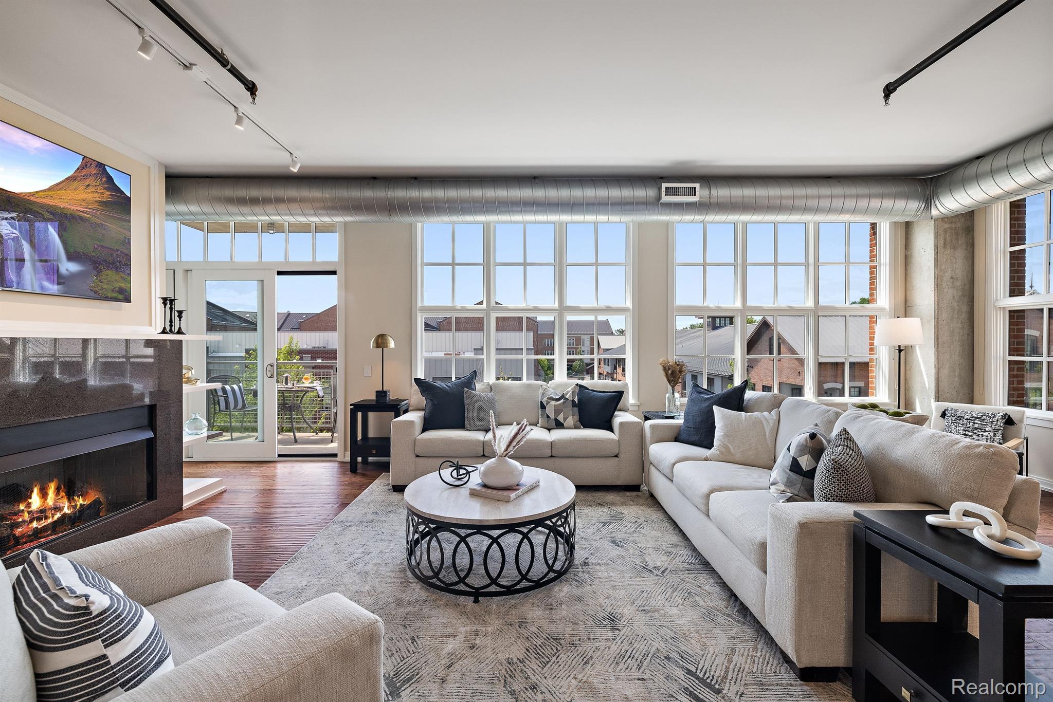 2051 VILLA Road 302