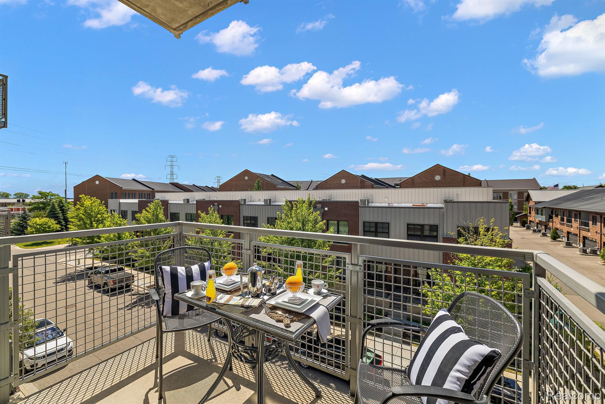 2051 VILLA Road 302