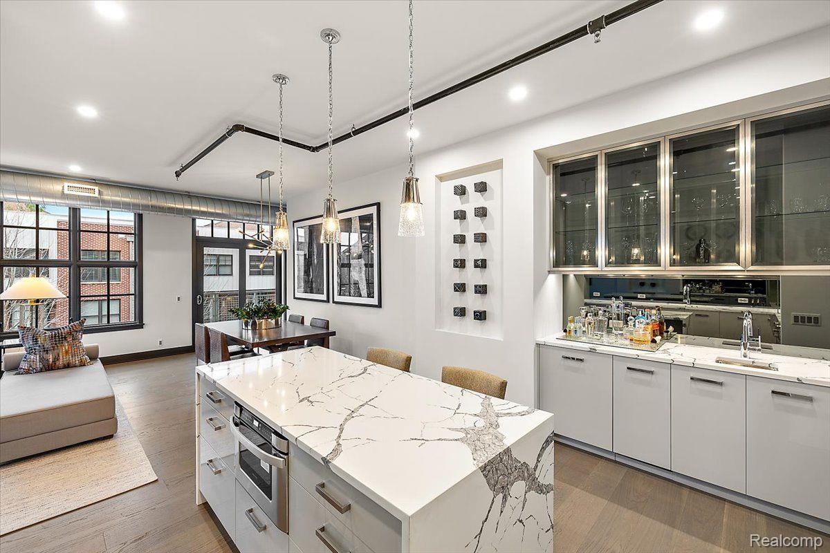 2051 VILLA Road 202