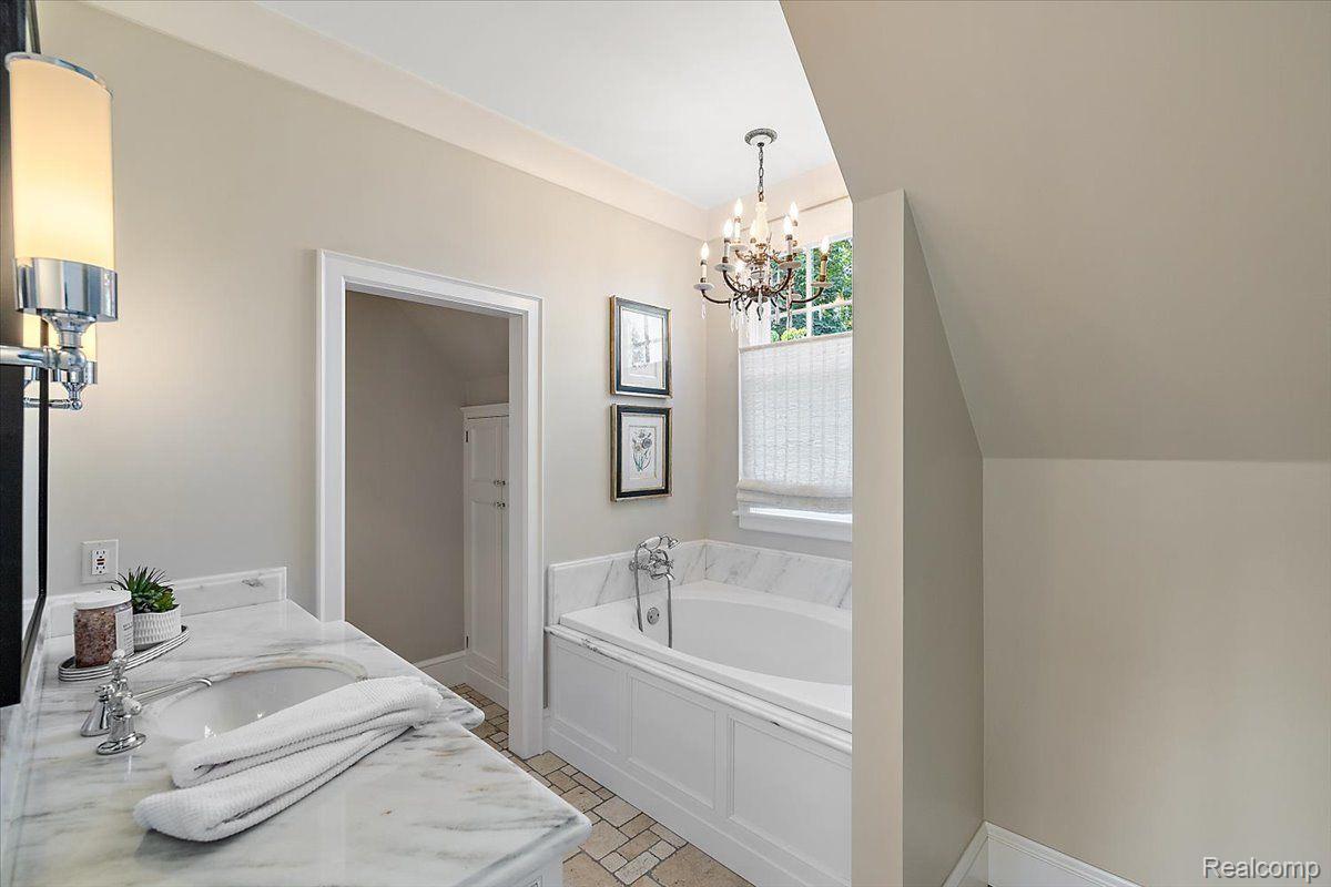 271 CHESTERFIELD Avenue