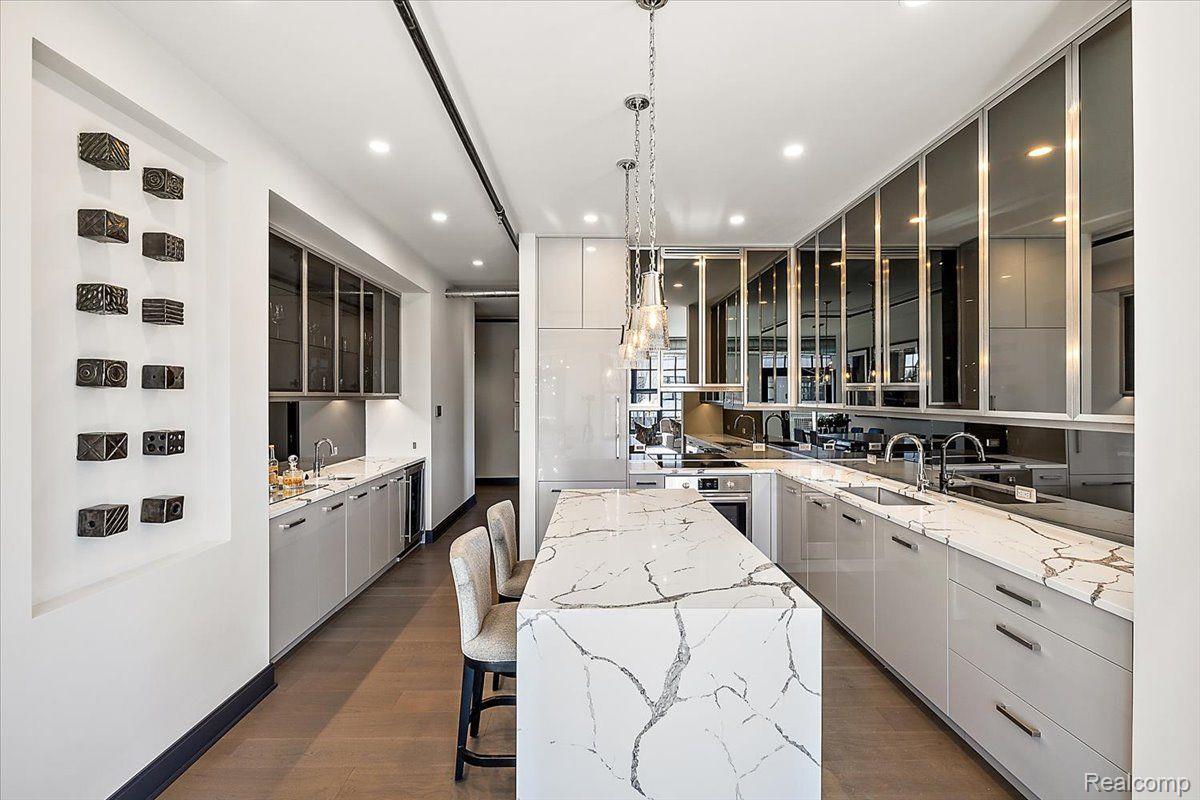 2051 VILLA Road 402